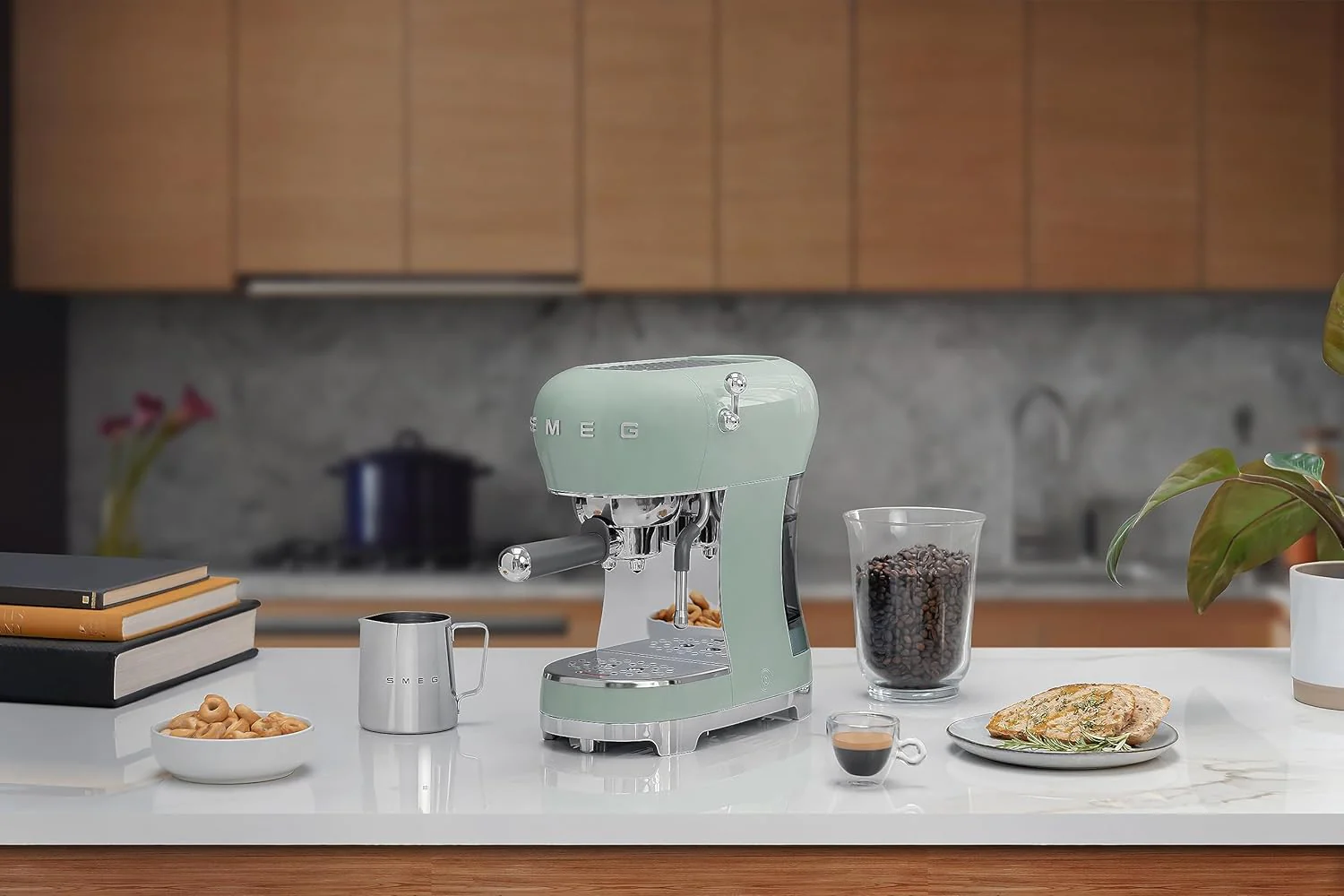 Smeg, ECF01WHEU Manual Espresso -Maschine, Cappuccino -System, Thermoblock, große Tassengehäuse und Doppelkaffeefunktion, 1 l Wassertank, kompakte Abmessungen, 1350W, Weiß