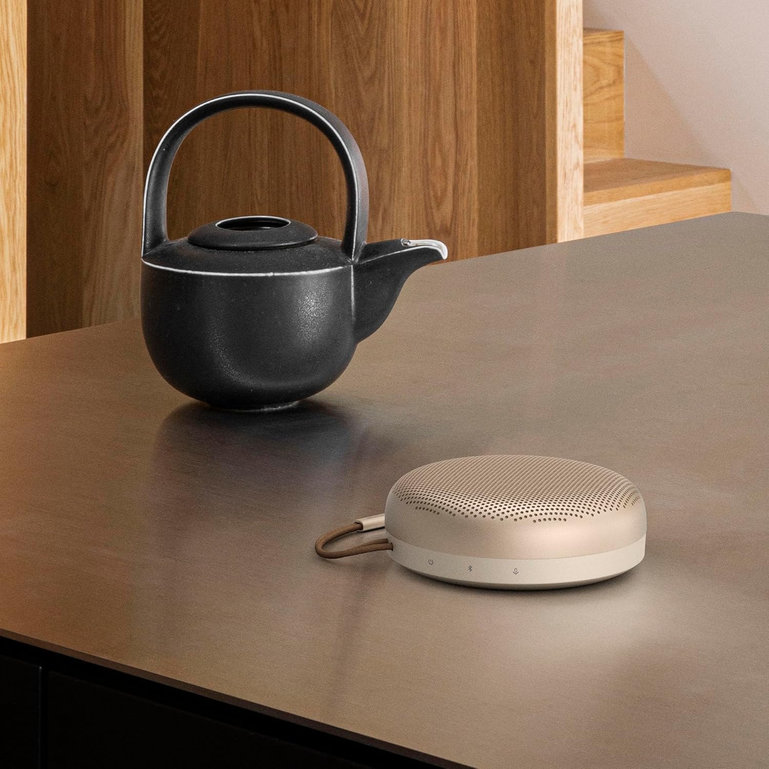 Bang & Olufsen Beosound A1 (2. Gen) – Kabelloser tragbarer IP67 wasserdichter Bluetooth-Lautsprecher mit 360-Grad-Sound, Alexa Voice Assistant & Speakerphone, 18 h Akkulaufzeit - Black Anthracite