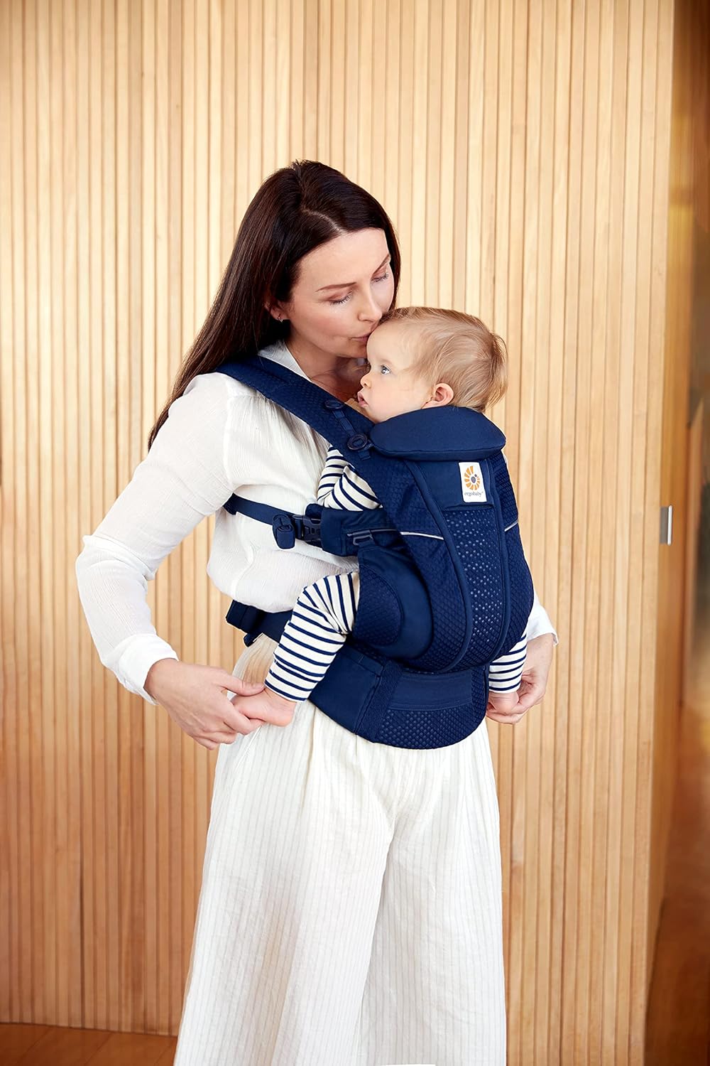 Ergobaby Omni Breeze Babytrage für Neugeborene ab Geburt bis 20kg, 4 Positionen SoftFlex Mesh Ergonomische Babybauchtrage Rückentrage Baby-Tragetasche, Natural Beige