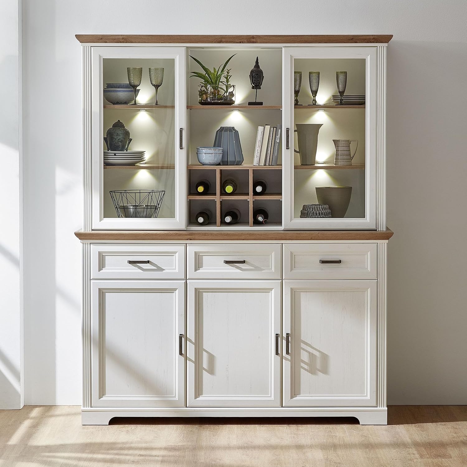 Stella Trading Buffetschrank in Pinie hell, Artisan Eiche Optik - Vitrinenschrank mit LED-Beleuchtung und viel Stauraum im Landhausstil - 166 x 205 x 48 cm (B/H/T)