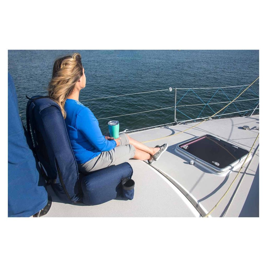 Scaun portabil WEST MARINE cu spătar înalt, cotiere și buzunare, material rezistent la UV și hidrofug
