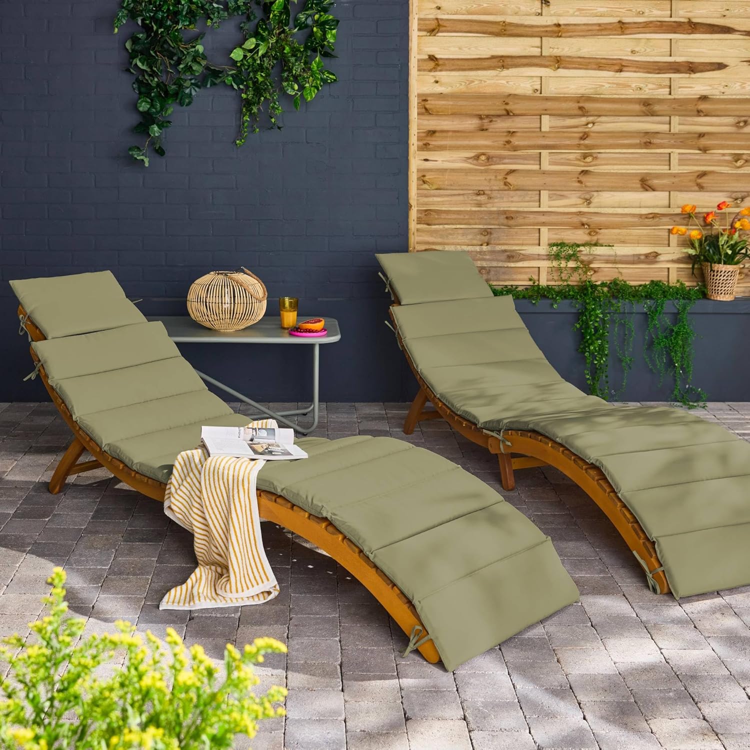 sweeek - 2er Set Liegestühle aus Akzazienholz Laure mit Polyesterkissen, 184 x 55 x 63,5 cm