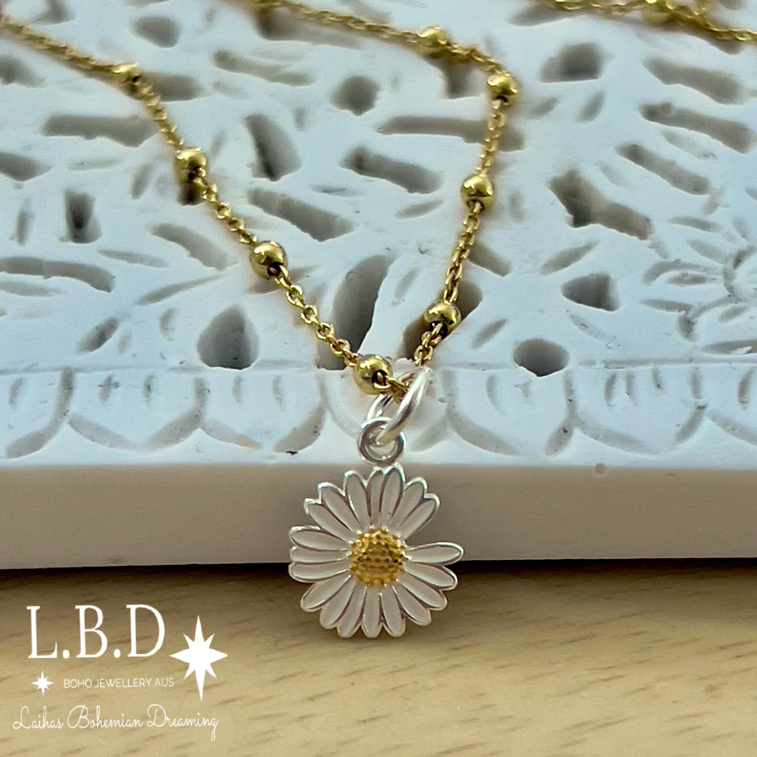 Laihas ‘Loves Me�?Daisy Flower Necklace