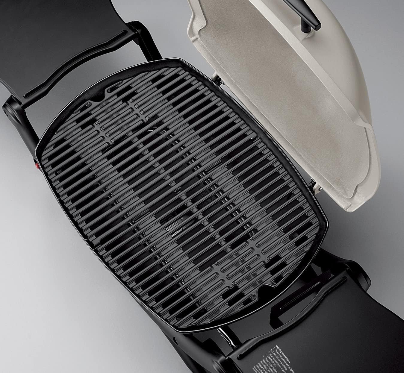 Weber Q2000 Gasgrill, 54 x 39cm Grillfäche, portabler BBQ Grill, 1 Brenner, mit ausklappbaren Seitentischen, 2-geteilter porzellanemaillierter Guss-Grillrost - Titanium (53060079)