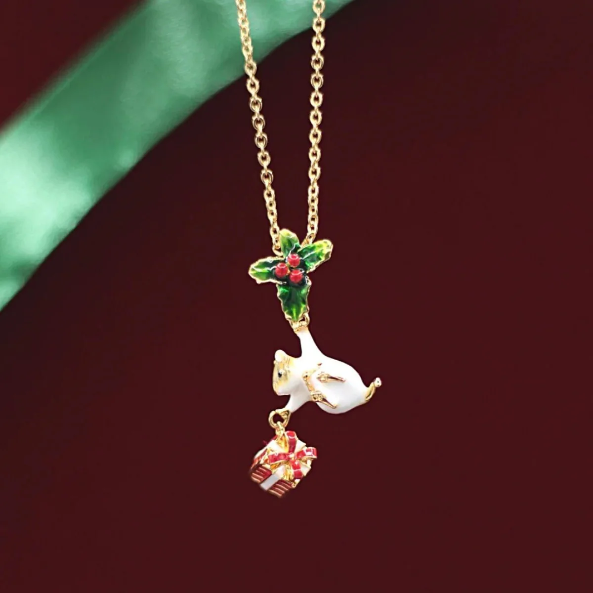 Mouse With Present Pendant