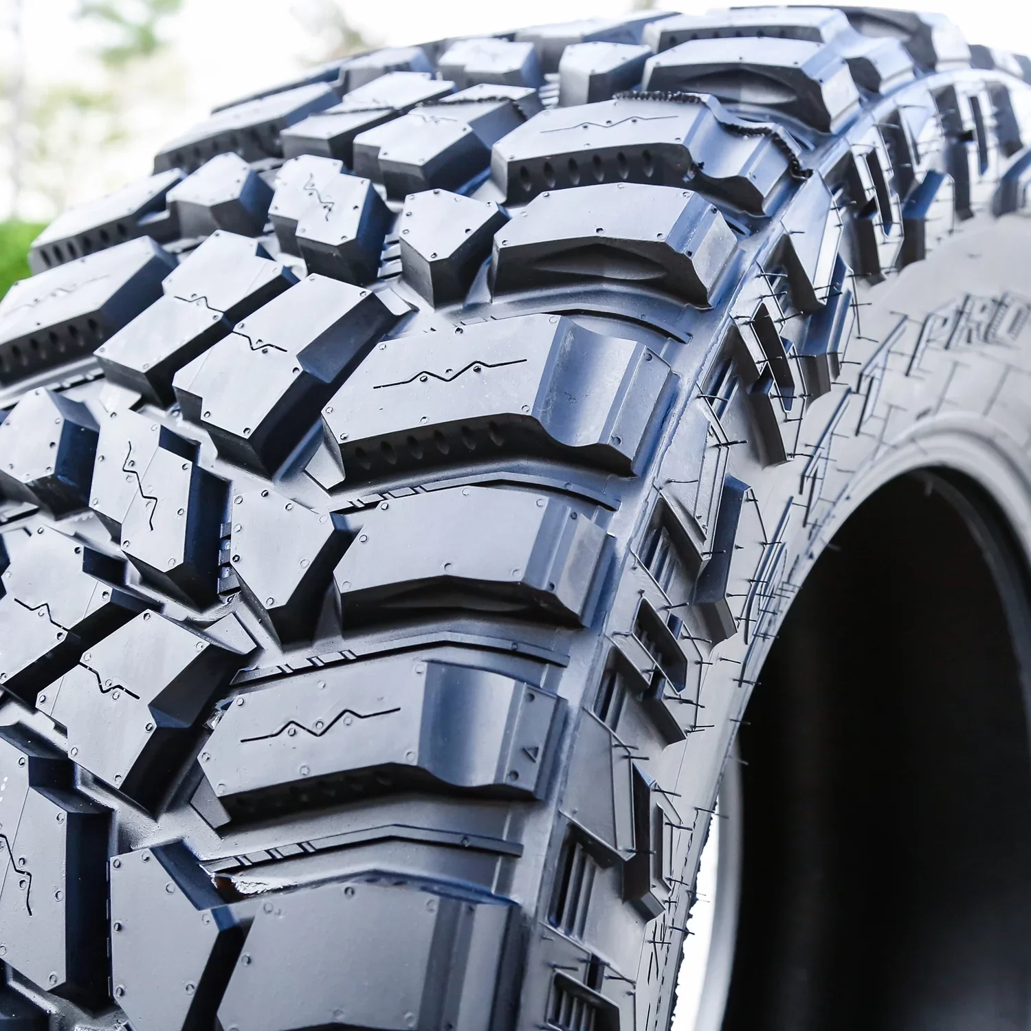 O pereche de 2 (două) modele de anvelope off-road STT profesionale LT 35X12.50R20 121Q E (10 straturi) (anvelope off-road de tip MT/M/T)