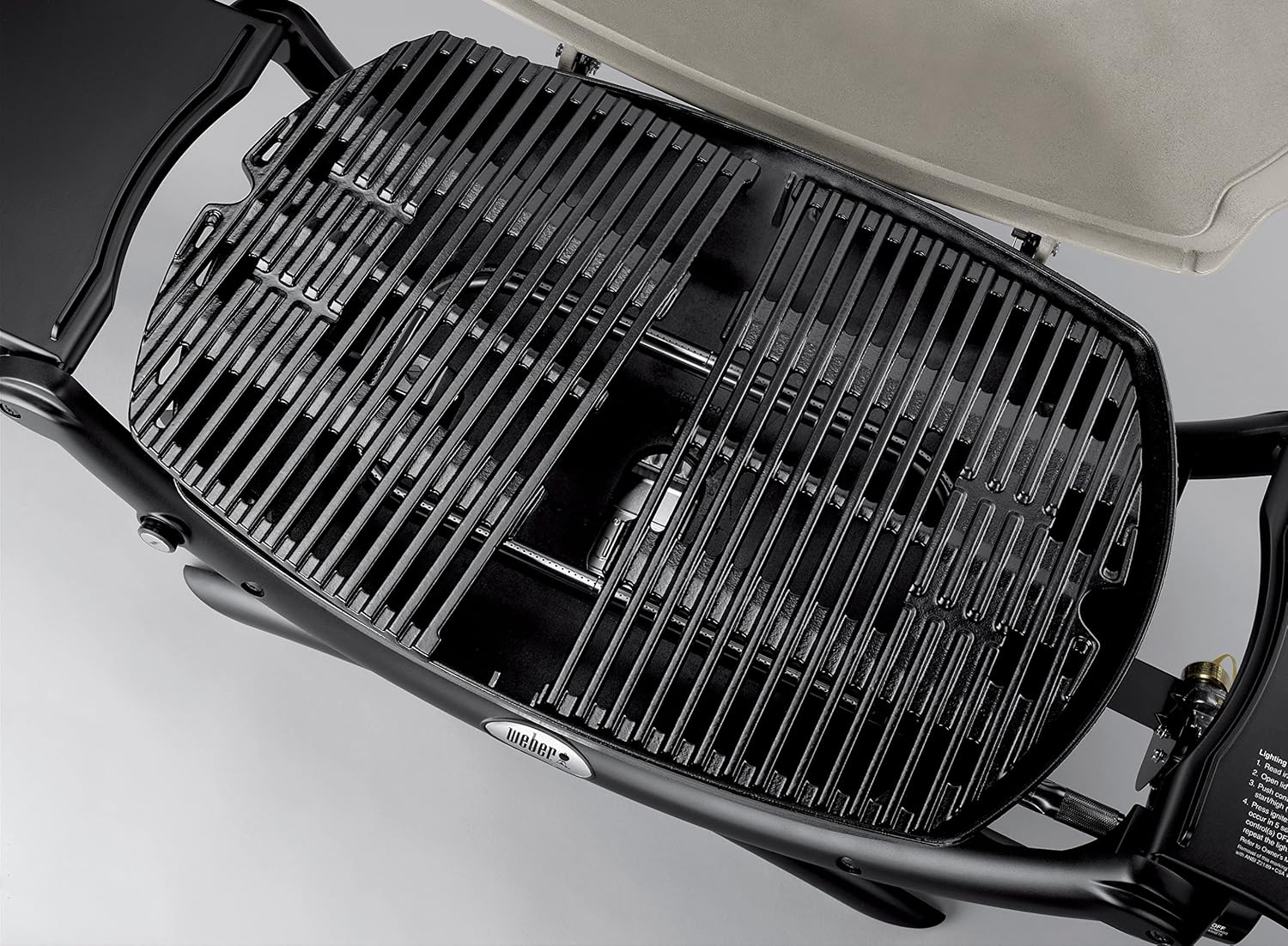Weber Q2000 Gasgrill, 54 x 39cm Grillfäche, portabler BBQ Grill, 1 Brenner, mit ausklappbaren Seitentischen, 2-geteilter porzellanemaillierter Guss-Grillrost - Titanium (53060079)