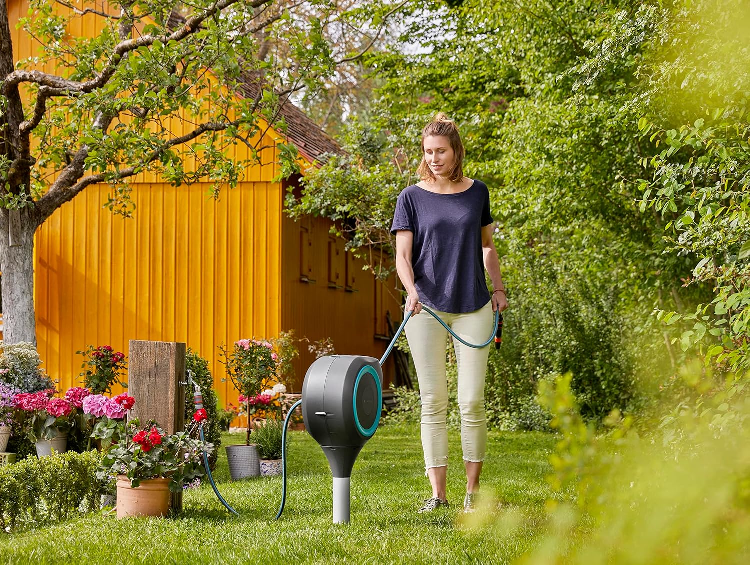 Gardena Garten-Schlauchbox RollUp S (türkis) 15 m: Schwenkbare Schlauchbox, integrierte Schlauchführung, inkl. 15 m Gardena Qualitätsschlauch, Erdspieß und Montagehilfe (18604-20)
