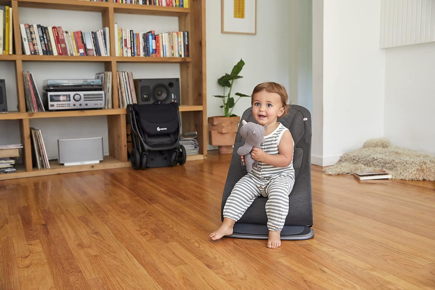 Ergobaby 3-in-1 Evolve Bouncer, Ergonomische Babywippe für Neugeborene ab Geburt bis zum Kleinkind, Babyschaukel mit Neugeboreneneinsatz (2,5 kg - 13,2 kg), Cream