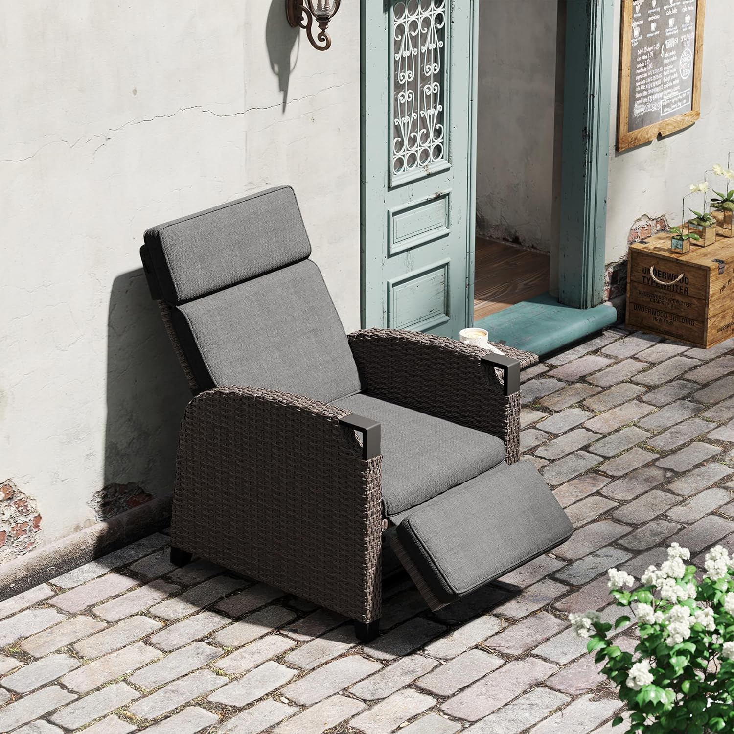 Amopatio Relaxliege Liegesessel, Rattan Sonnenliege mit Verstellbar Rückenlehne und Klapptisch, Outdoor Gartensessel wetterfestes, für Terrasse, Garten, Balkon – Grau & Braun