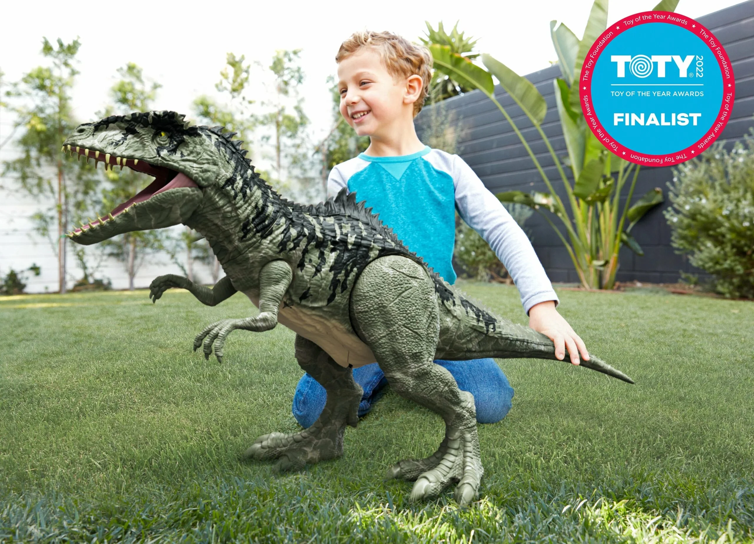 Jurassic World Világuralom Színre lép a gigantoszaurusz figura, 35,5 cm magas, 91 cm hosszú, állítható, 4 éves kortól