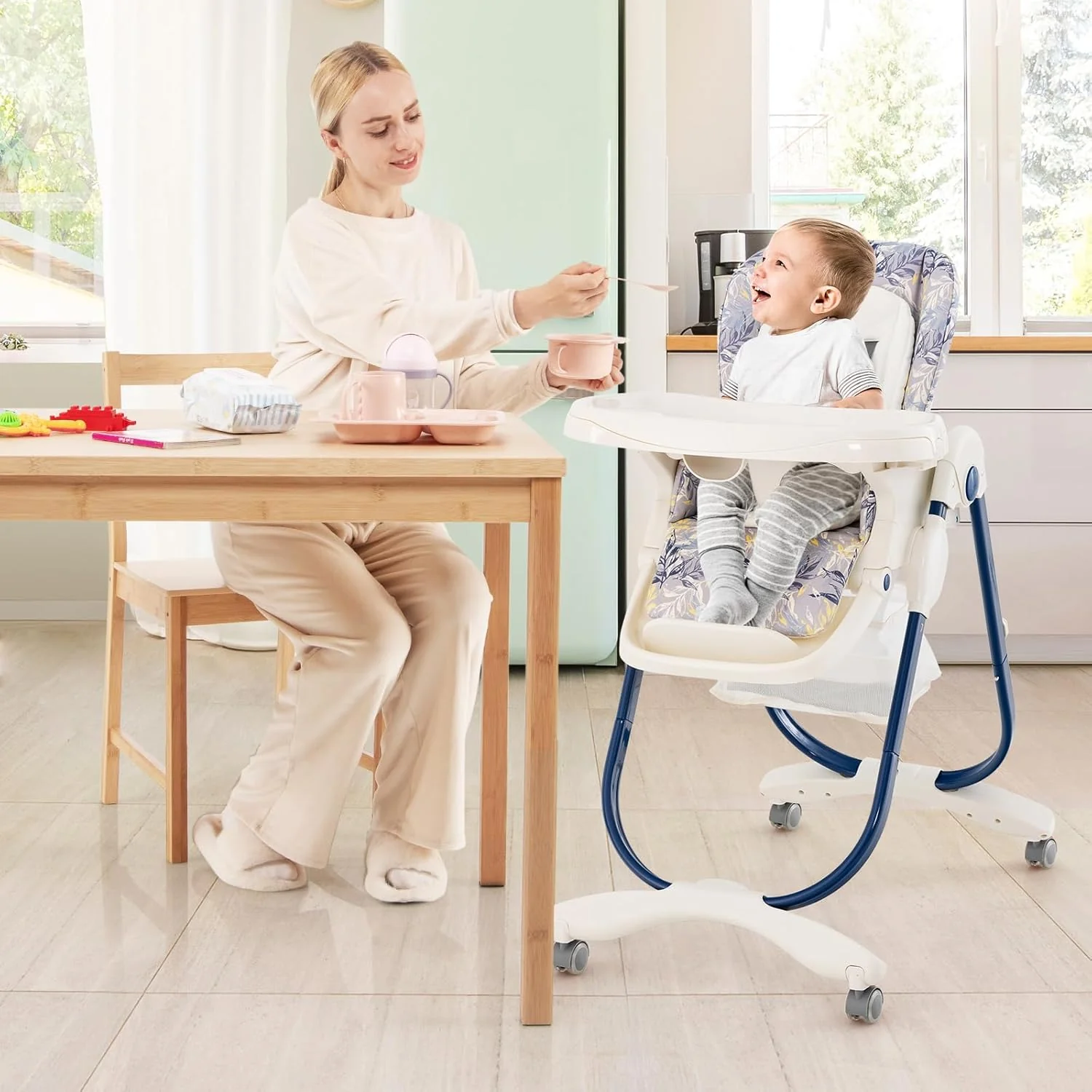 Seggiolone Pappa per Bambini e Neonati, Seggiolone Pieghevole Multifunzione con Ruote, Altezza Regolabile, Poggiapiedi e Schienale, Vassoio Rimovibile, per 6-36 Mesi (Blu)