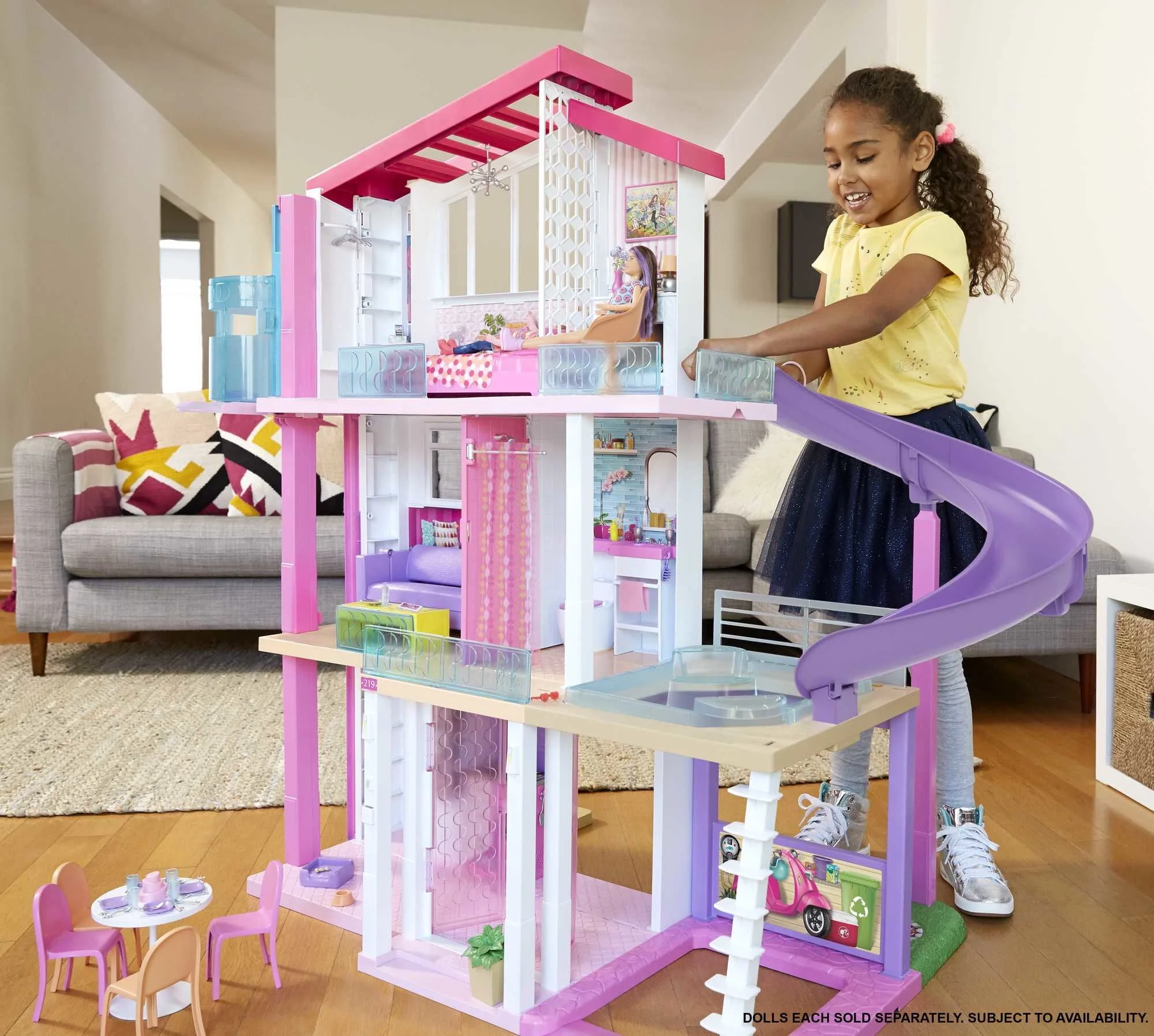 Barbie Álomház babaház lifttel, medencével, világítással és több mint 70 kiegészítővel – 3 emeletes játékszett