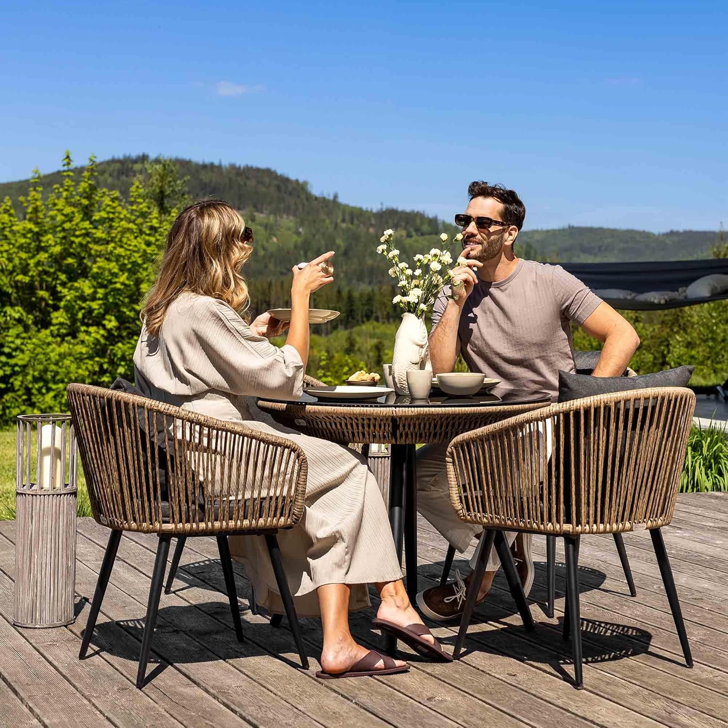 di volio Gartenmöbel-Set RIETI Beige/Grau, Terrassenmöbel aus Polyrattan und Stahl, Gartenmöbel für 4 Personen - Couchtisch & 4 Stühle