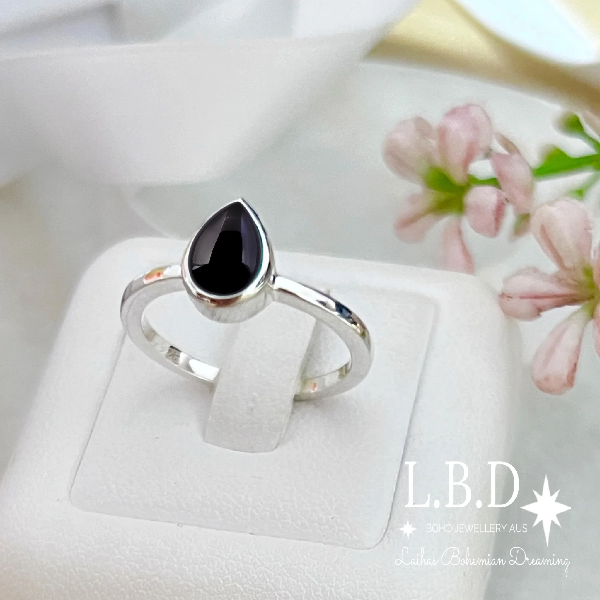 Laihas Mini Tearing Spirit Onyx Ring