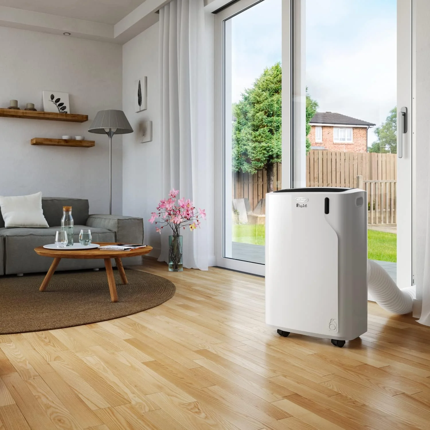 De'Longhi Pinguino PAC EM93 Silent, climatizzatore portatile per ambienti fino a 90 m³, 10.500 BTU/h, 2,6 kW, 63 dB, funzione deumidificatore, classe energetica A, timer 24 ore, bianco