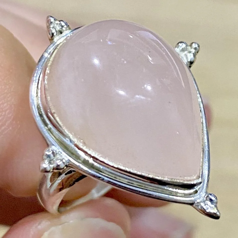 Laihas Zahli Raindrop Rose Quartz Ring