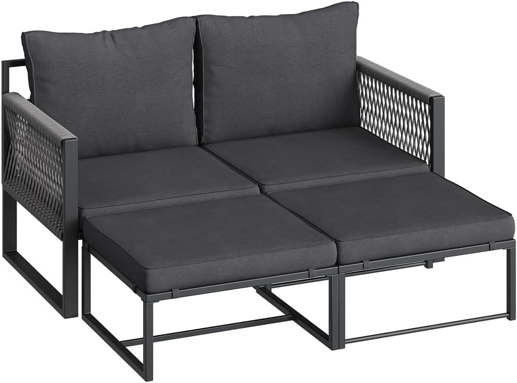 STEELSØN Tyranis Gartenmöbel Set Outdoor 4-TLG inkl. Tisch mit Ablage & Hocker – multifunktionales Balkonmöbel Set mit 6 Kissen – Sitzgarnitur Sessel für 4 Personen – dick gepolstert – Metall schwarz