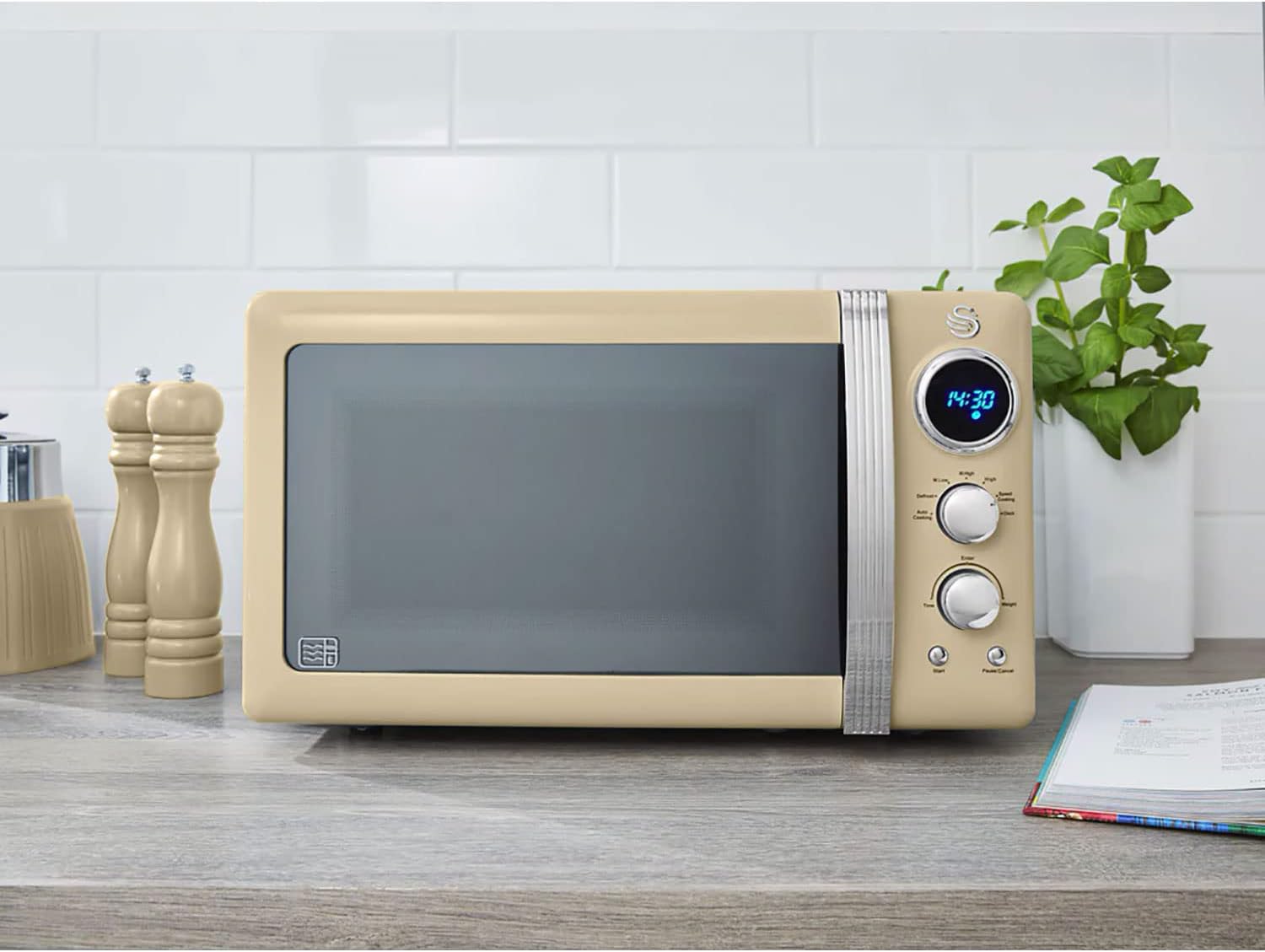Swan Retro Set Desayuno Hervidor de Agua 1,8 L, Tostadora Pan Ranura Ancha 2 Rebanadas, Microondas Digital 20L, 6 Niveles de Potencia, Temporizador, Puerta Espejo, Diseño Vintage, Crema