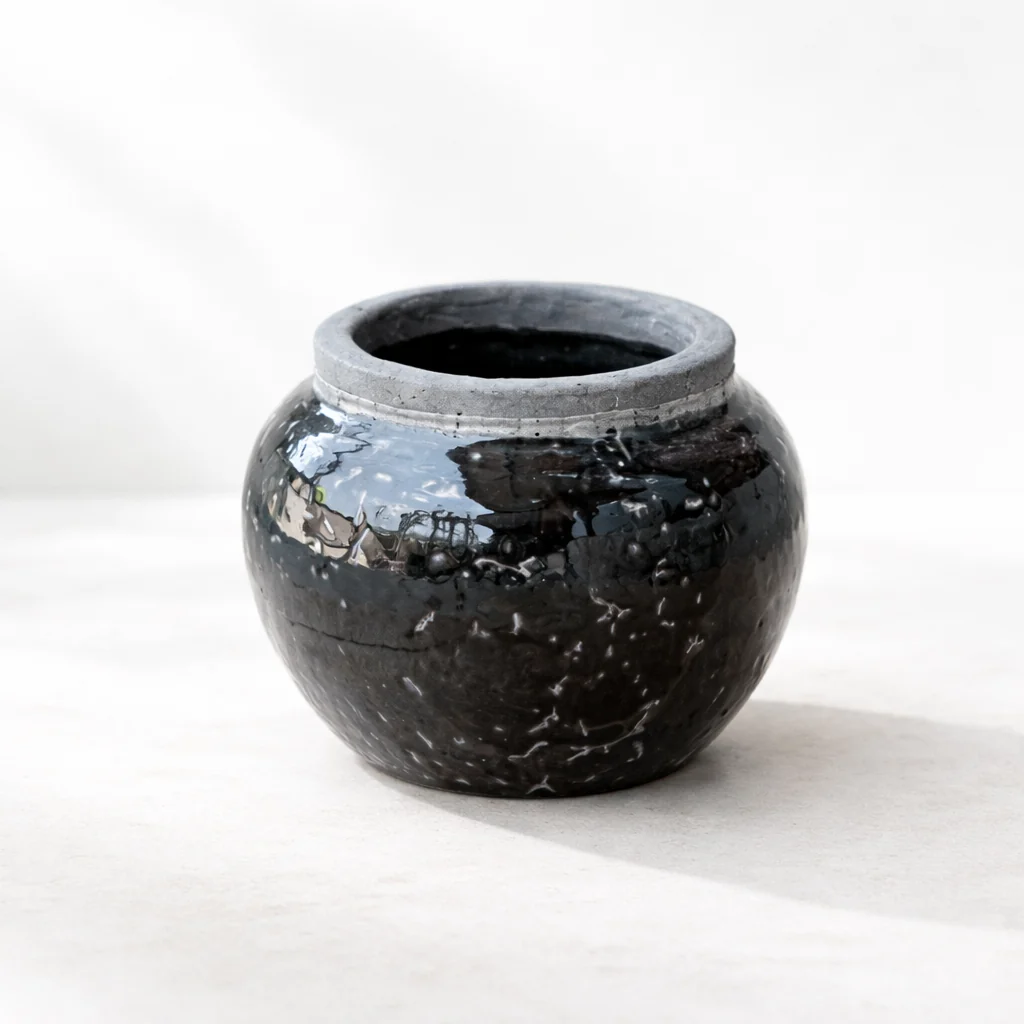 Antique Inspired Midnight Gloss Vase