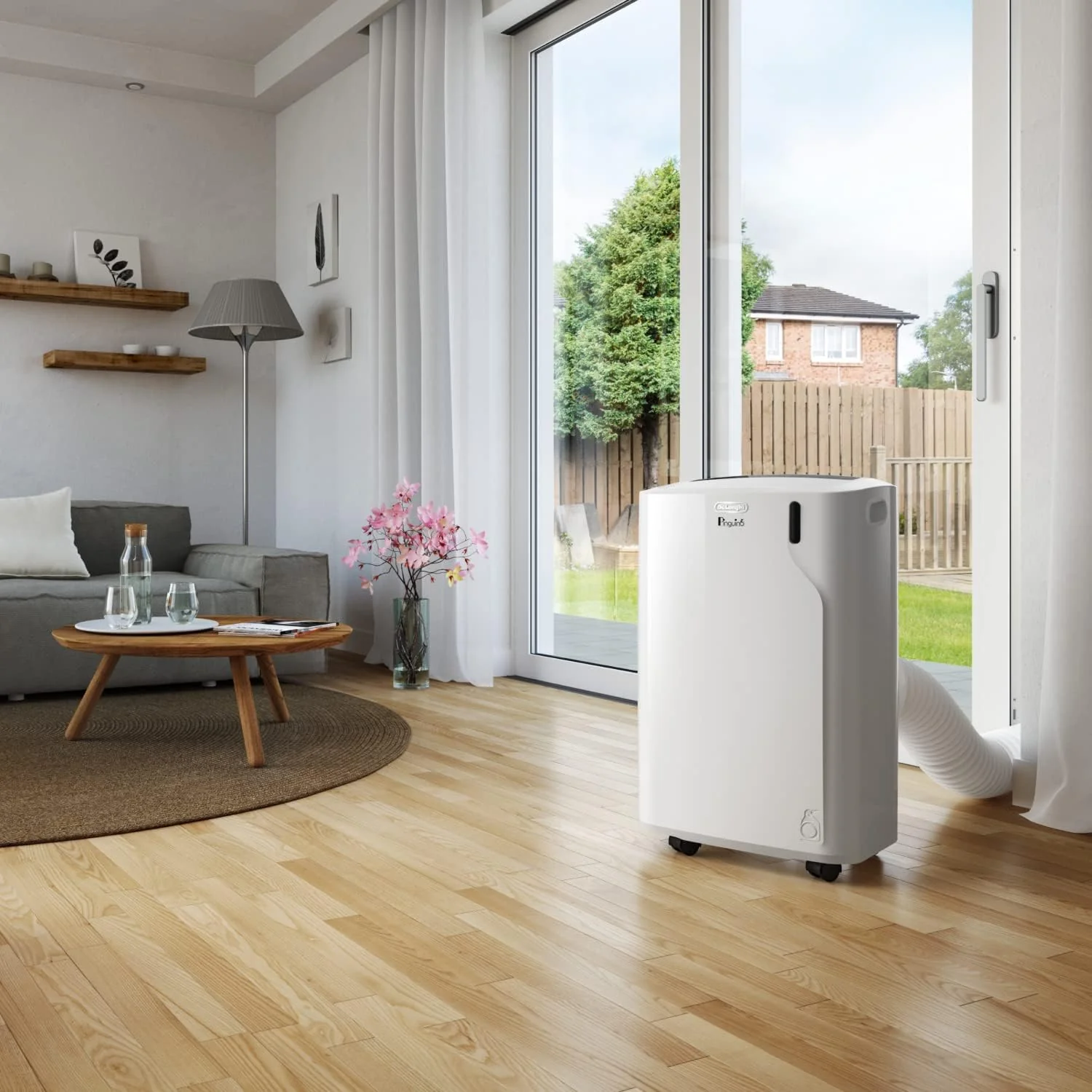 De'Longhi Pinguino PAC EM82, Condizionatore Portatile per ambienti fino a 80 m³, 9.400 BTU, 2,4 kW, 63 dB, Funzione Deumidificatore, Classe Energetica A, Timer 24h, Bianco