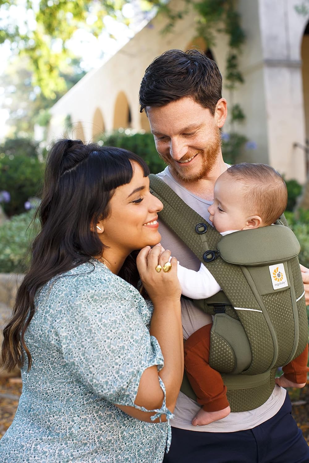 Ergobaby Omni Breeze Babytrage für Neugeborene ab Geburt bis 20kg, 4 Positionen SoftFlex Mesh Ergonomische Babybauchtrage Rückentrage Baby-Tragetasche, Natural Beige