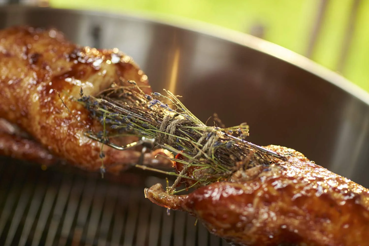 RÖSLE Elektrogrill BBQ-Portable Videro E2-P, tragbarer Tischgrill mit 2 Brennern, Warmhalterost und Deckel mit Glaseinsatz, pulverbeschichteter Stahl, schwarz/silbern