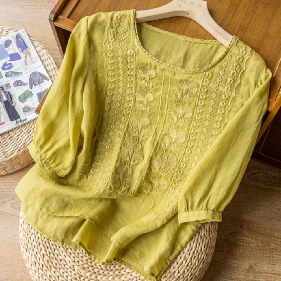 Women��s Summer Blouse Elegant Embroidery Design
