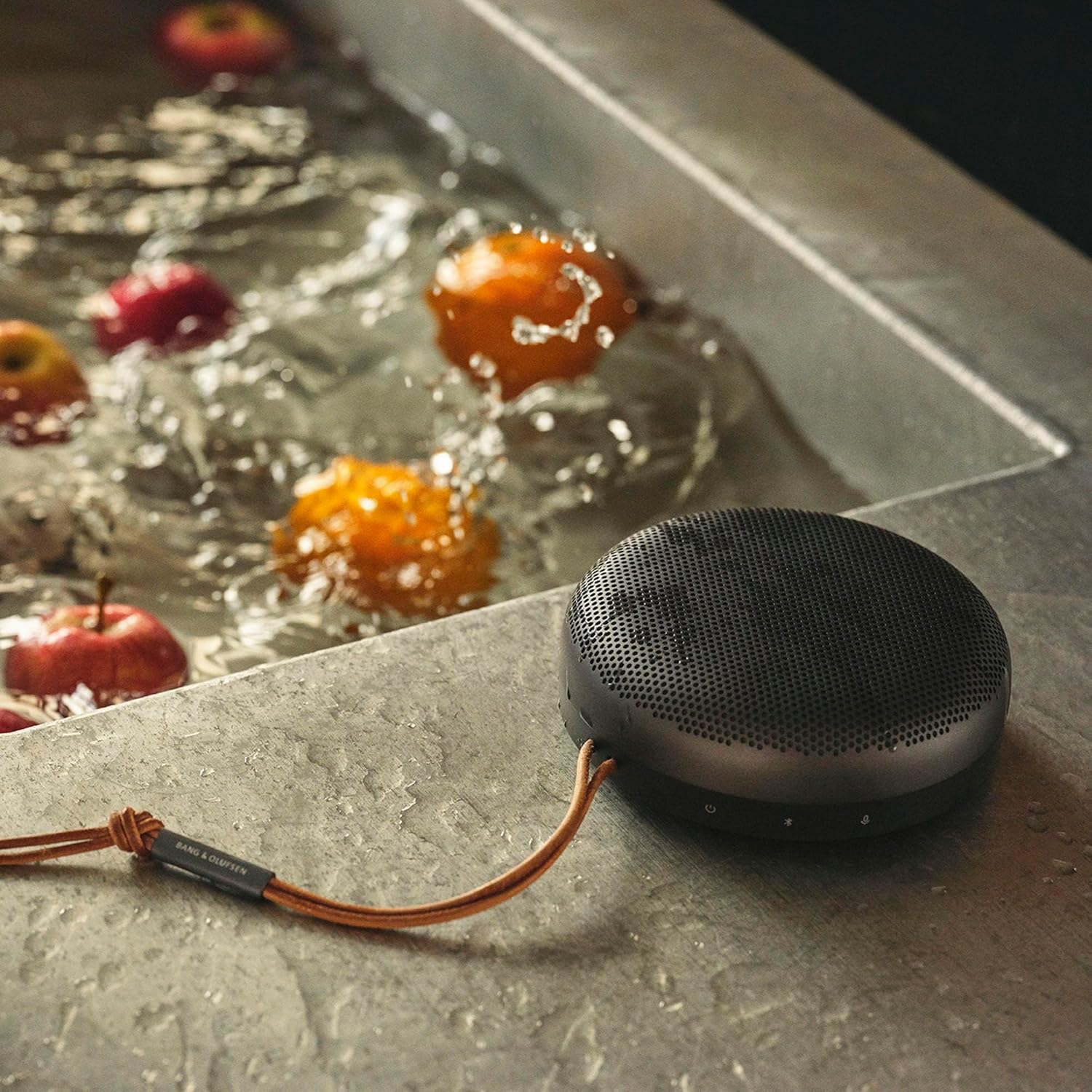 Bang & Olufsen Beosound A1 (2. Gen) – Kabelloser tragbarer IP67 wasserdichter Bluetooth-Lautsprecher mit 360-Grad-Sound, Alexa Voice Assistant & Speakerphone, 18 h Akkulaufzeit - Black Anthracite
