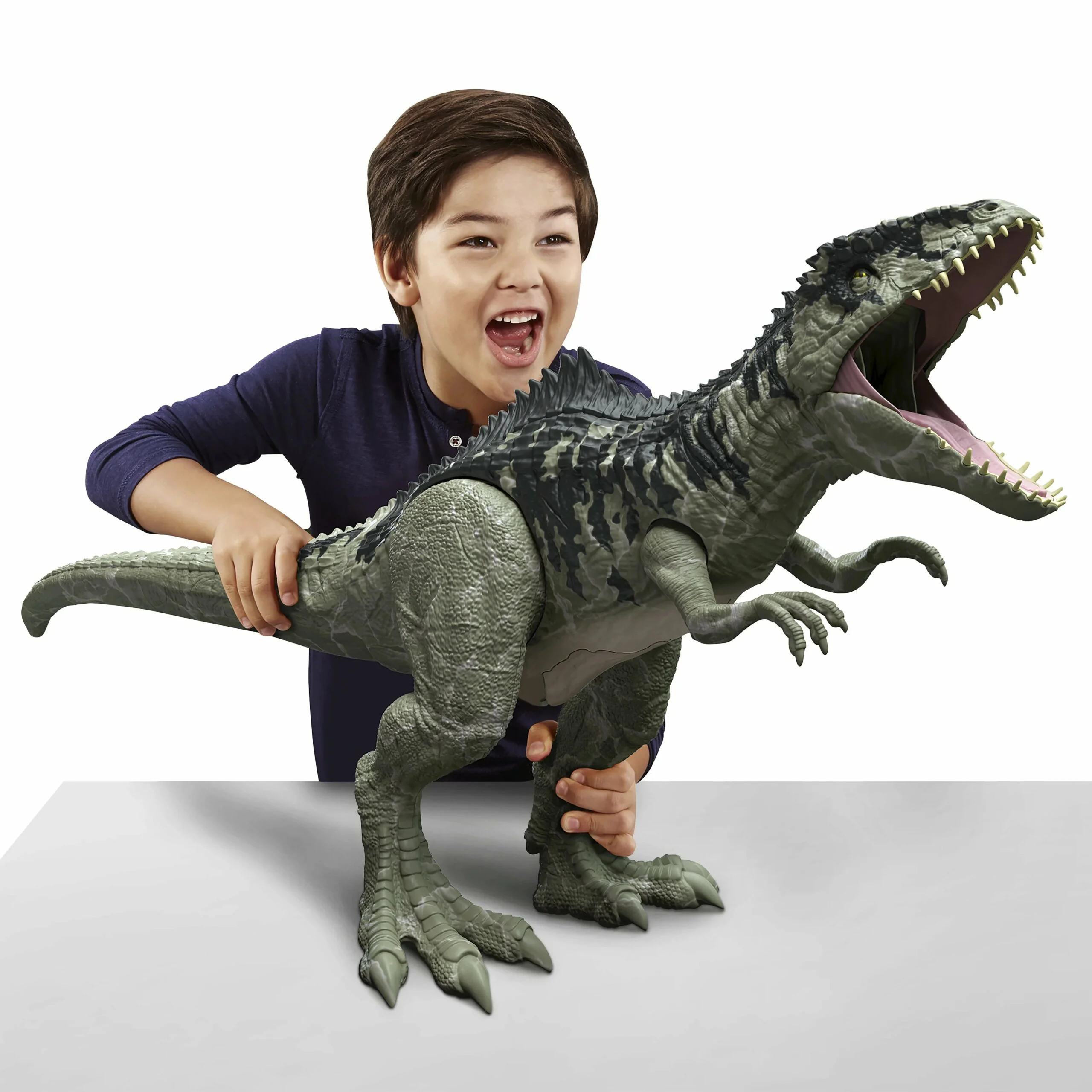 Jurassic World Világuralom Színre lép a gigantoszaurusz figura, 35,5 cm magas, 91 cm hosszú, állítható, 4 éves kortól