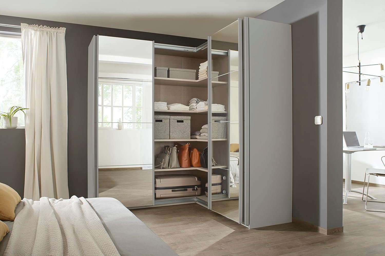 Rauch Möbel Quadra Schrank Eckschrank Schwebetürenschrank, Grau, 4-TRG. mit Spiegel, inkl. 2 Kleiderstangen, 12 Einlegeböden, 3 Schubkästen, BxHxT 181x229x187 cm