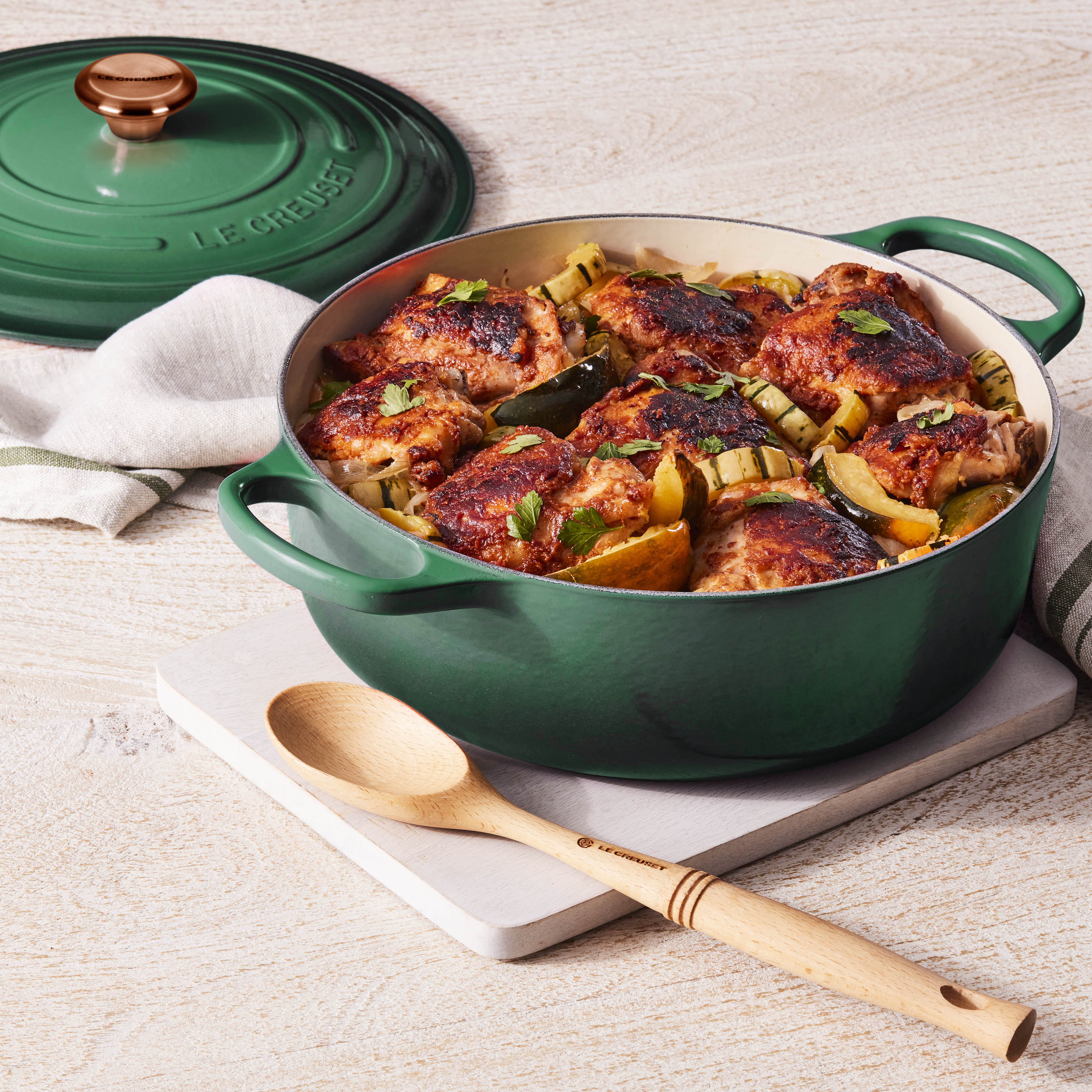 Le Creuset Signature – Forno Olandese Rotondo e Largo in Ghisa Smaltata da 6,75 qt, colore Artichaut, con Pomello in Rame