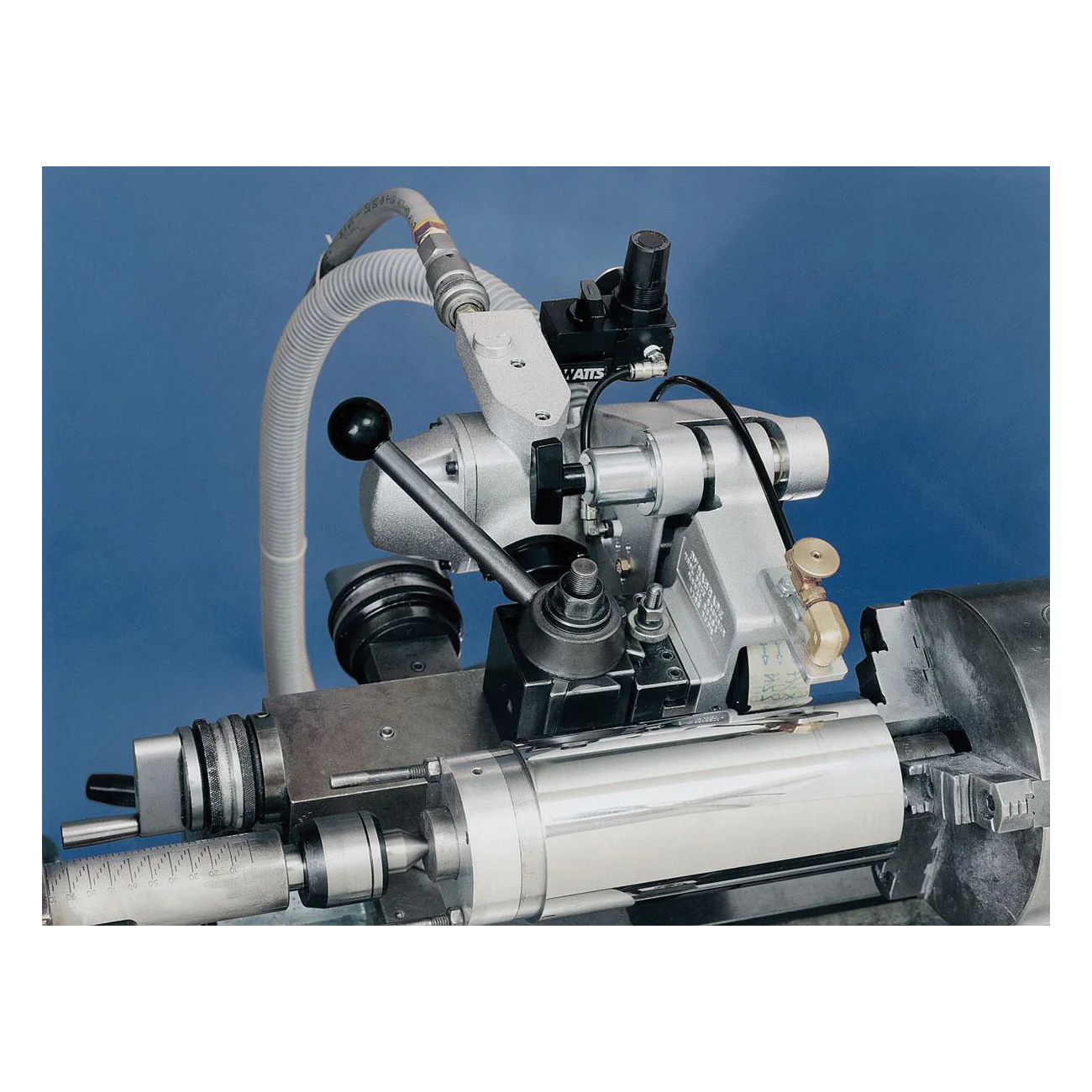 Dynabrade 66402  ~  Air Tool Post Grinder 1.8 Hp 7200 Rpm Side Exhaust 4700 Sfpm For 1-1/2 Inch W X 24 Inch L (38 mm X 610 mm) Belts