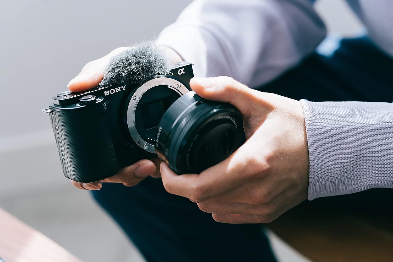 ZV-E10 (APS-C) Fotocamera per vlogging – Video 4K, display orientabile, autofocus oculare in tempo reale, leggera e ideale per vlogger e principianti
