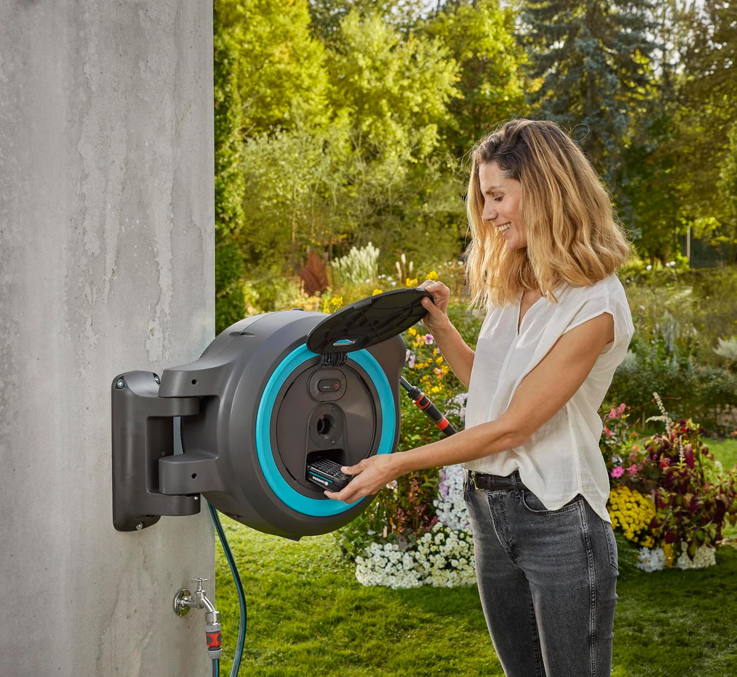 Gardena Akku-Wand-Schlauchbox PowerRoll XL solo: Automatischer Schlauchaufroller mit 35 m Gartenschlauch, Schlauchführung und RollControll, akkubetrieben, UV- und frostbeständig (18640-55)