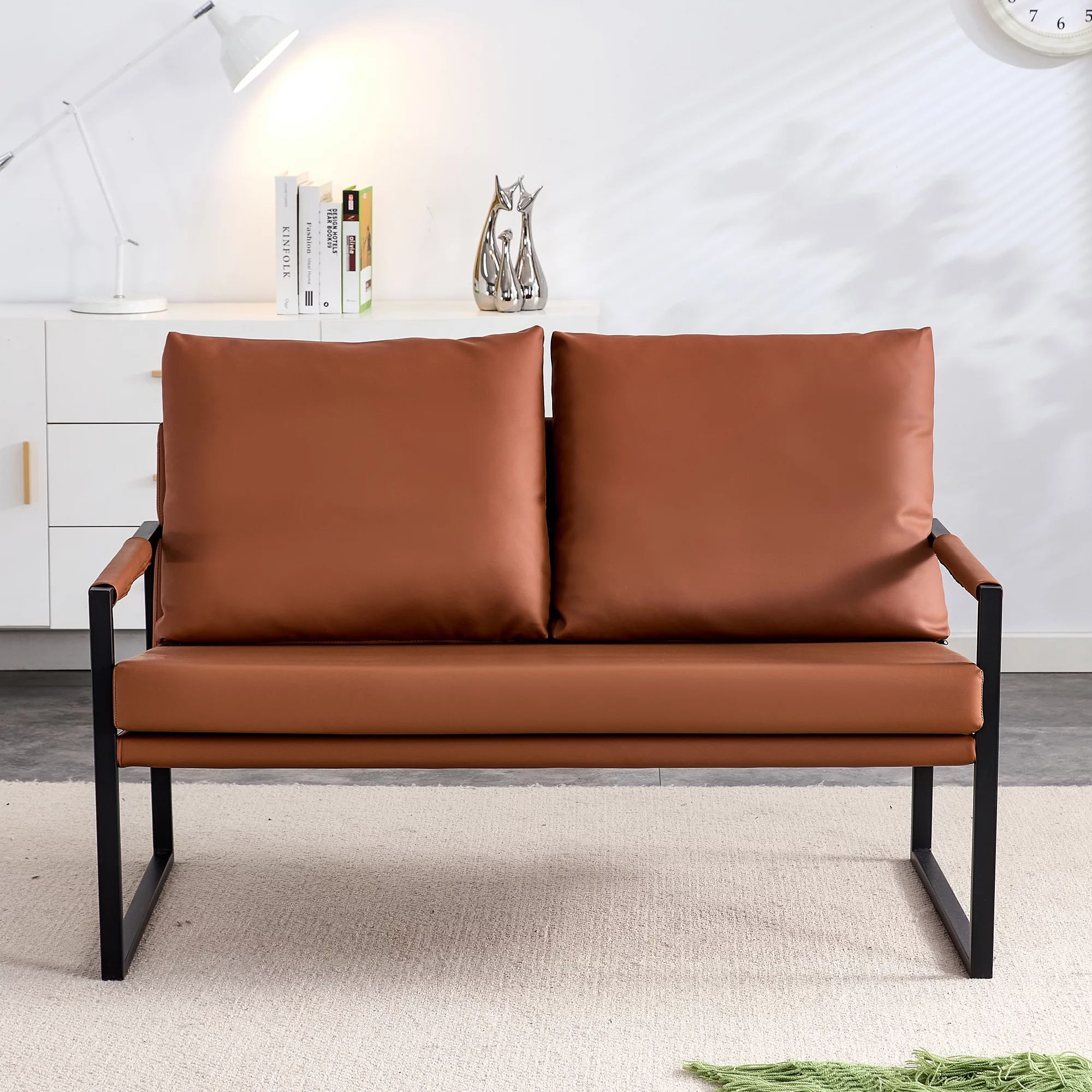 Moderne tweezitsbank met 2 kussens �C Kunstleer, hoogwaardig schuim, zwart metalen frame. Bruin