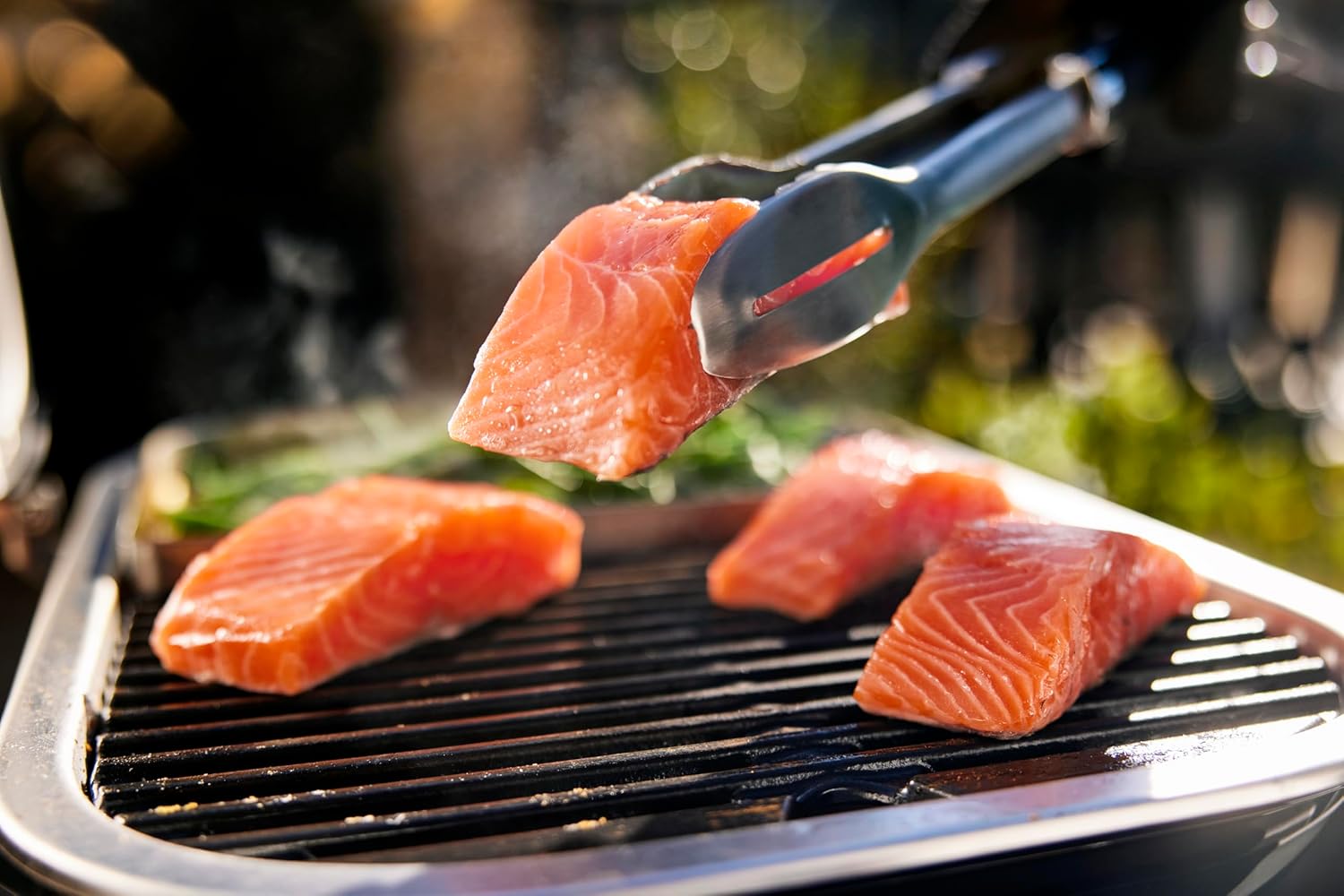 Weber Lumin Elektrogrill, Bis zu 315 °C, mit Deckelthermometer, Porzellanemaillierte Gusseisenroste, 33 x 49 cm Grillfläche, Schwarz (1502045)