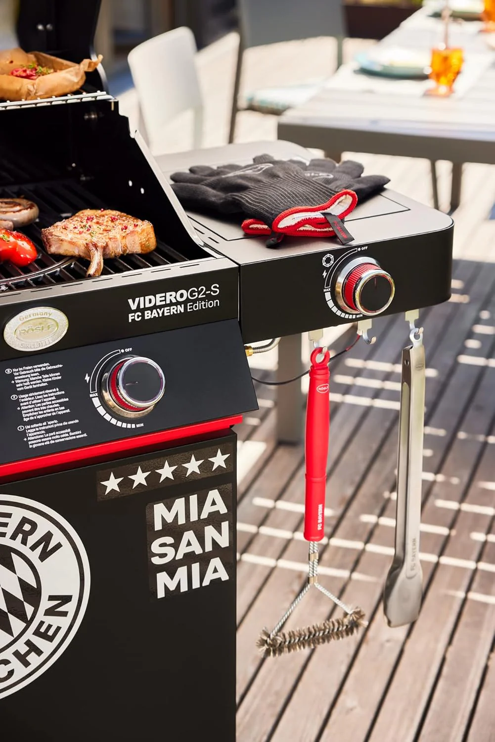 RÖSLE Elektrogrill BBQ-Portable Videro E2-P, tragbarer Tischgrill mit 2 Brennern, Warmhalterost und Deckel mit Glaseinsatz, pulverbeschichteter Stahl, schwarz/silbern