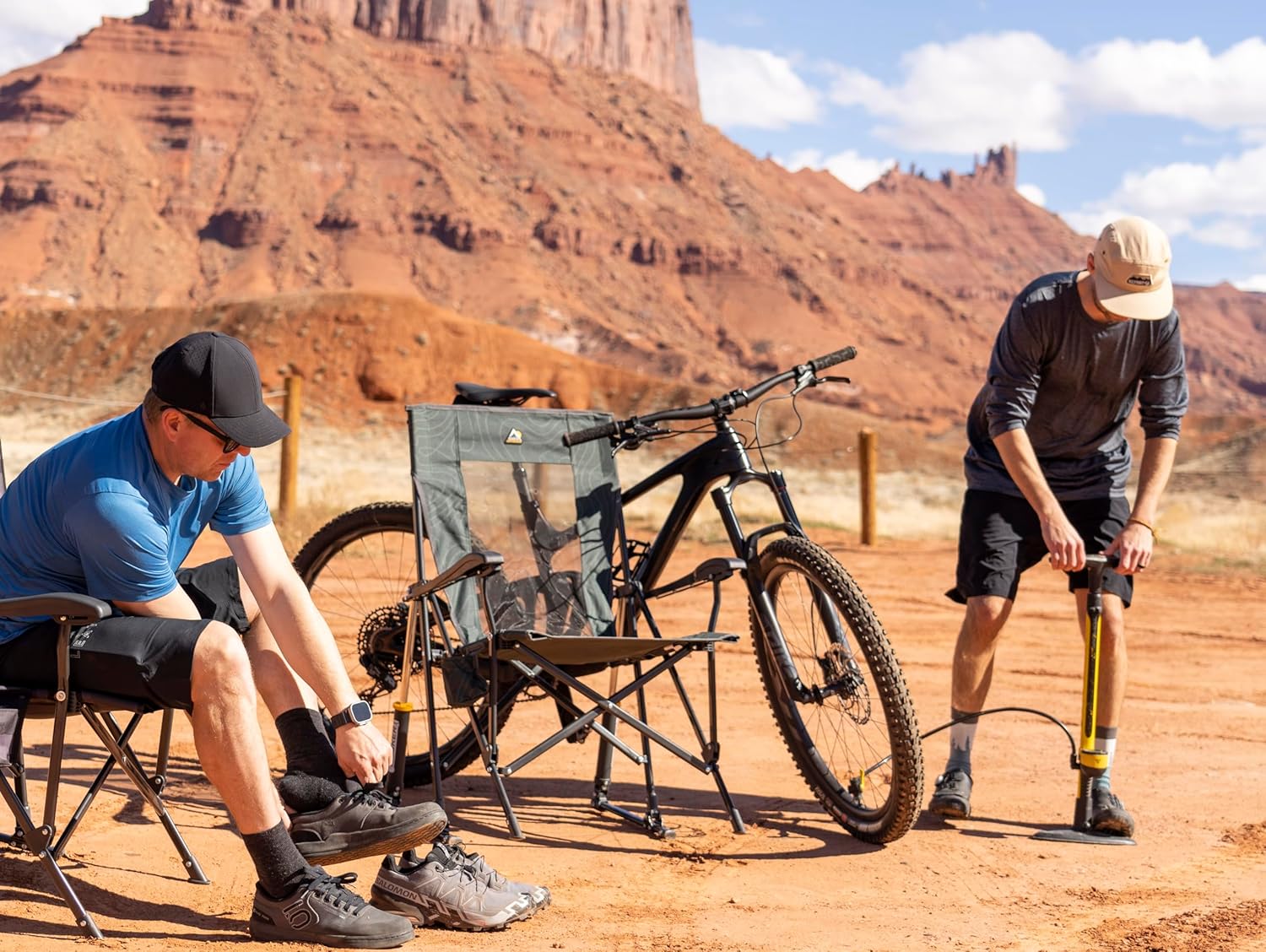 GCI Outdoor – Roadtrip Rocker – Faltbarer Campingstuhl mit patentierter Schaukelfunktion – Ideale Tischhöhe - hohe Sitzposition – bis 130kg belastbar – Tragetasche, Getränke- & Handyhalter – Hunter
