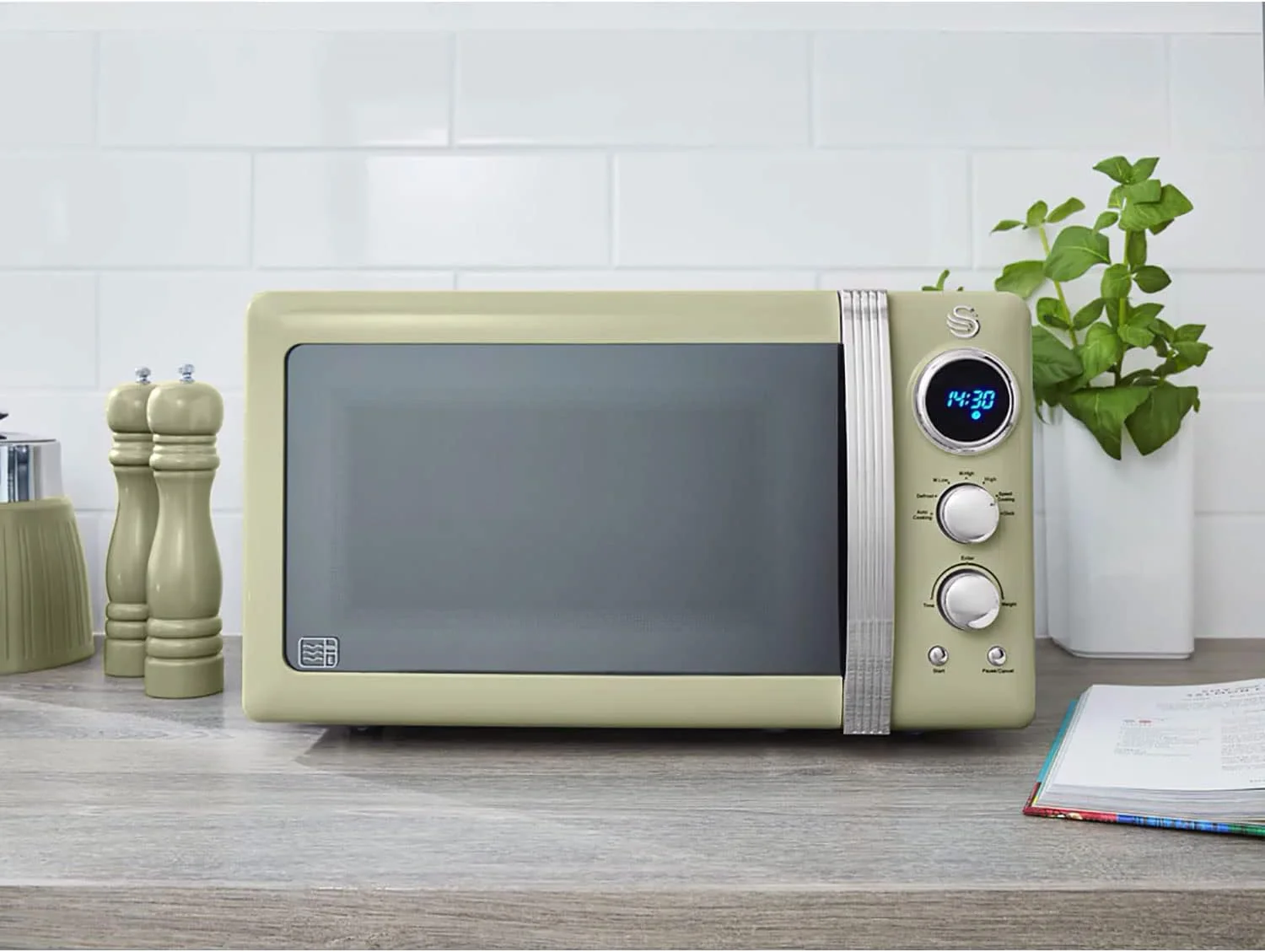 Swan Retro Set Desayuno Hervidor de Agua 1,8 L, Tostadora Pan Ranura Ancha 2 Rebanadas, Microondas Digital 20L, 6 Niveles de Potencia,Temporizador, Puerta Espejo, Diseño Vintage, Verde