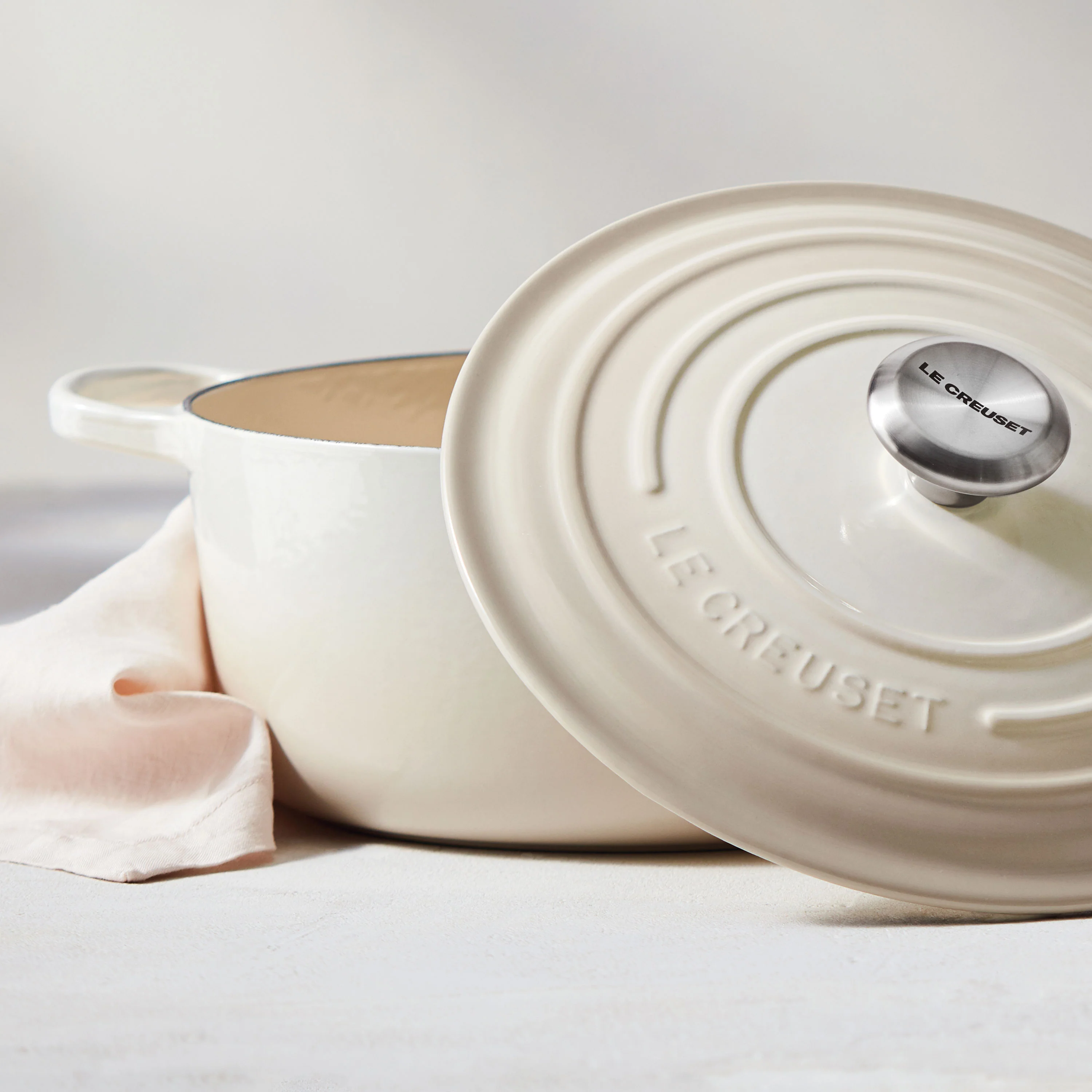 Le Creuset Signature – Forno Olandese Rotondo in Ghisa Smaltata da 7,25 qt, colore Meringue