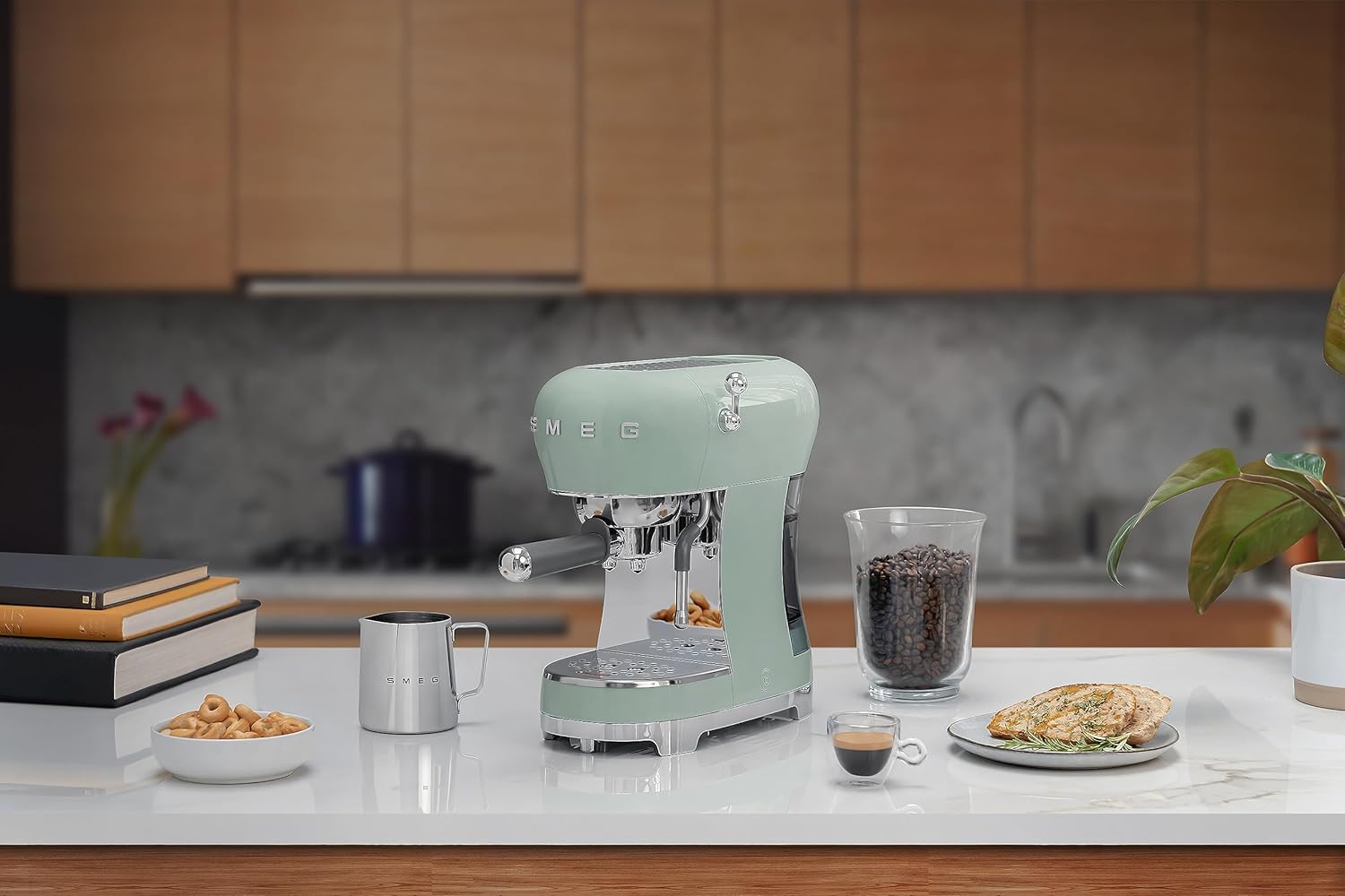 Smeg, ECF01PGEU Manual Espresso-Kaffeemaschine, Cappuccino -System, Thermoblock, groe Tassengehuse und Doppelkaffeefunktion, 1 l Wassertank, kompakte Abmessungen, 1350W, Pastellgrün