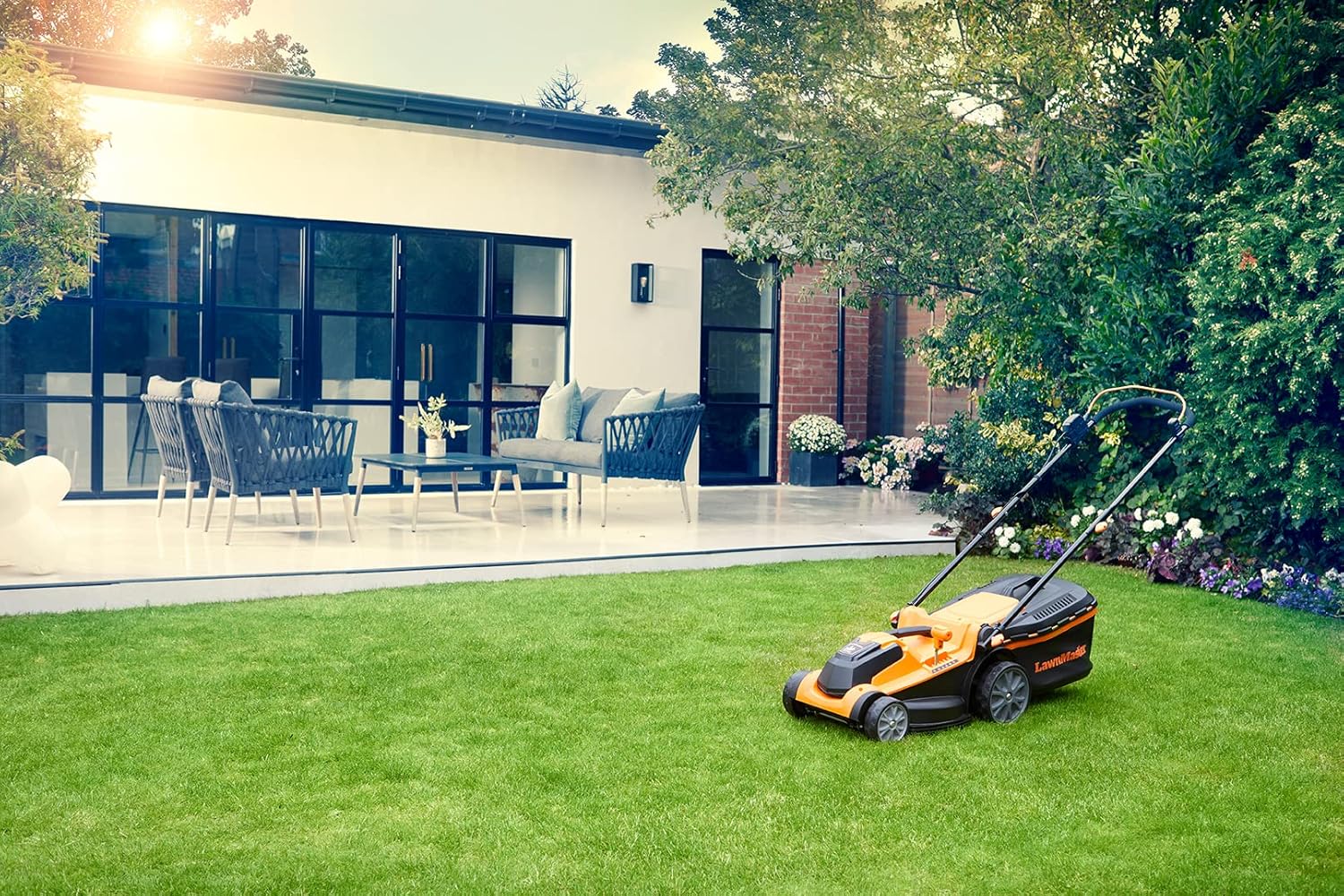 LawnMaster Tondeuse à gazon sans fil CLMF2437G 24 V 37 cm jusqu’à 300 m²