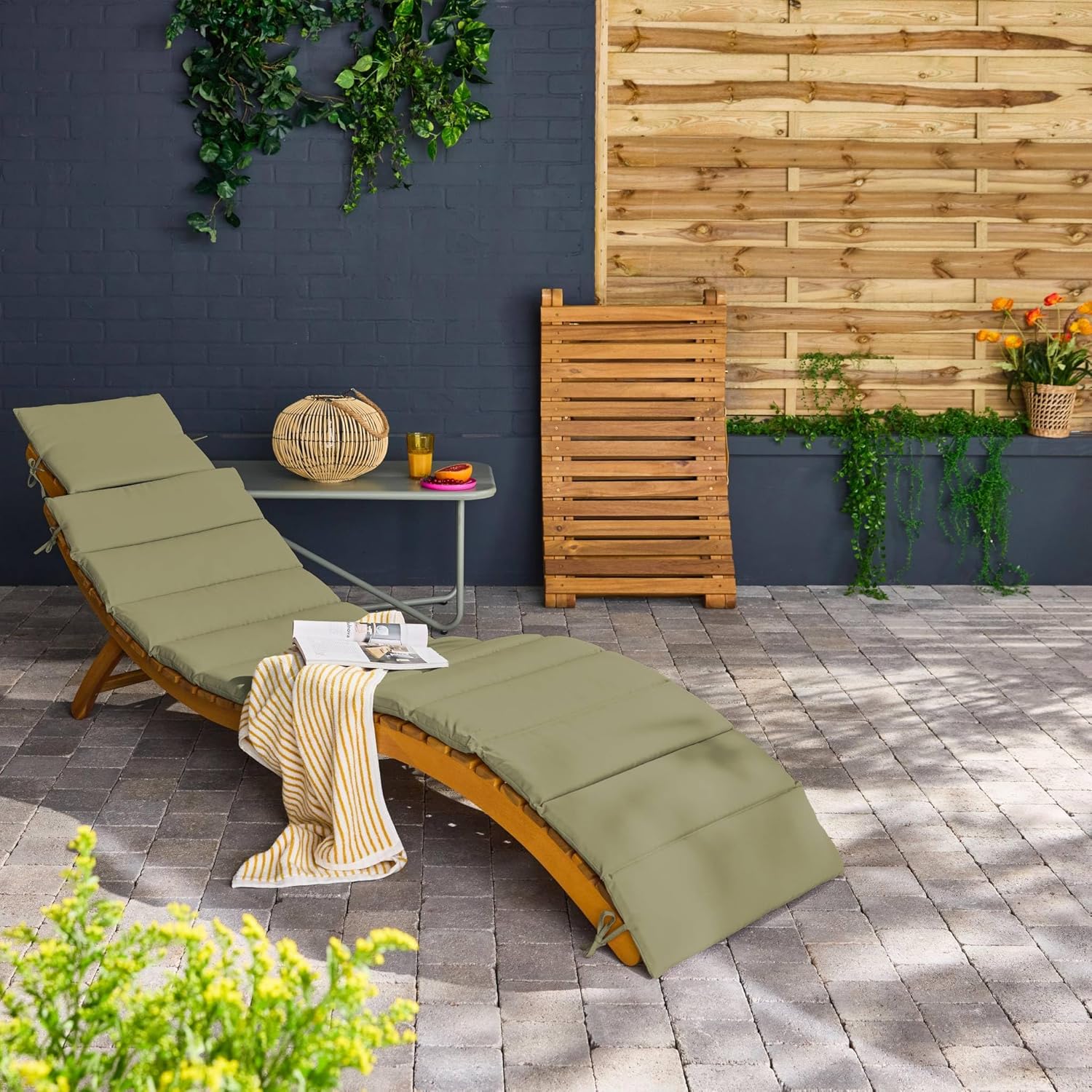 sweeek - 2er Set Liegestühle aus Akzazienholz Laure mit Polyesterkissen, 184 x 55 x 63,5 cm