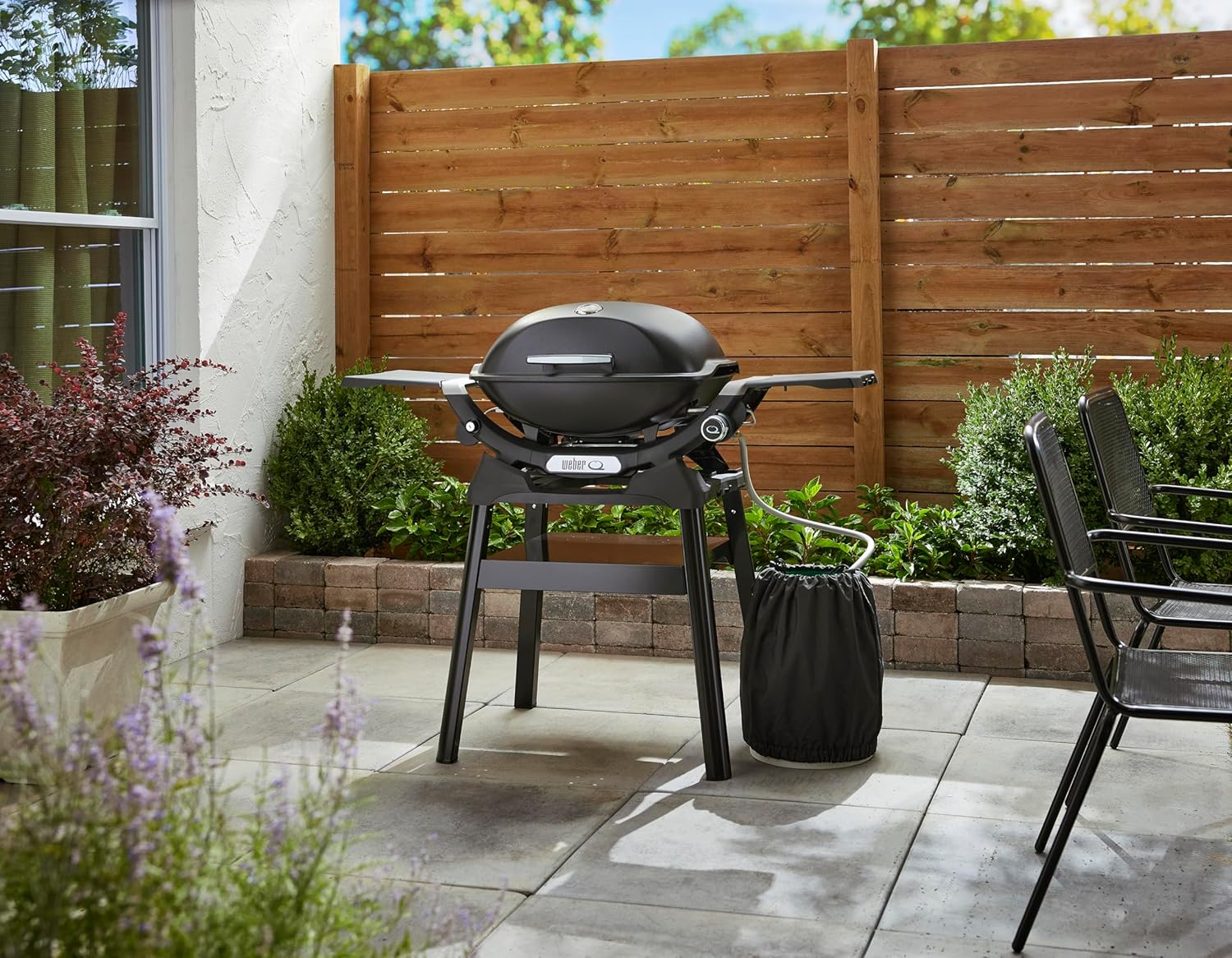 Weber Q 2200N Gasgrill mit Seitentischen & kompakten Stand/Grill für Terrassen und Balkone mit Hochleistungsbrennern, porzellanemaillierten Gussrosten und elektronischer Zündung, Mitternachtsschwarz