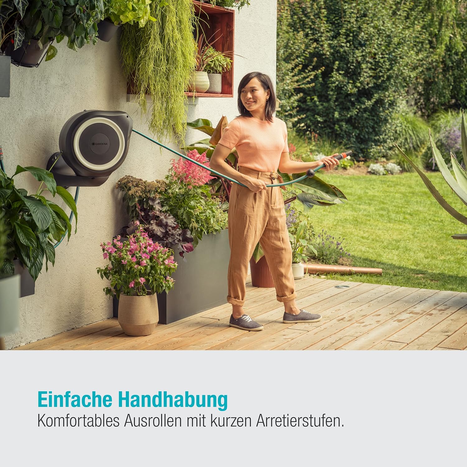 Gardena Wand-Schlauchbox RollUp M 20 m: Flexible Bewässerung für mittelgroße Gärten, schwenkbare Schlauchtrommel, mit Wandhalterung, Systemteilen und Spritze inkl. 20 m Gardena Schlauch (18612-20)