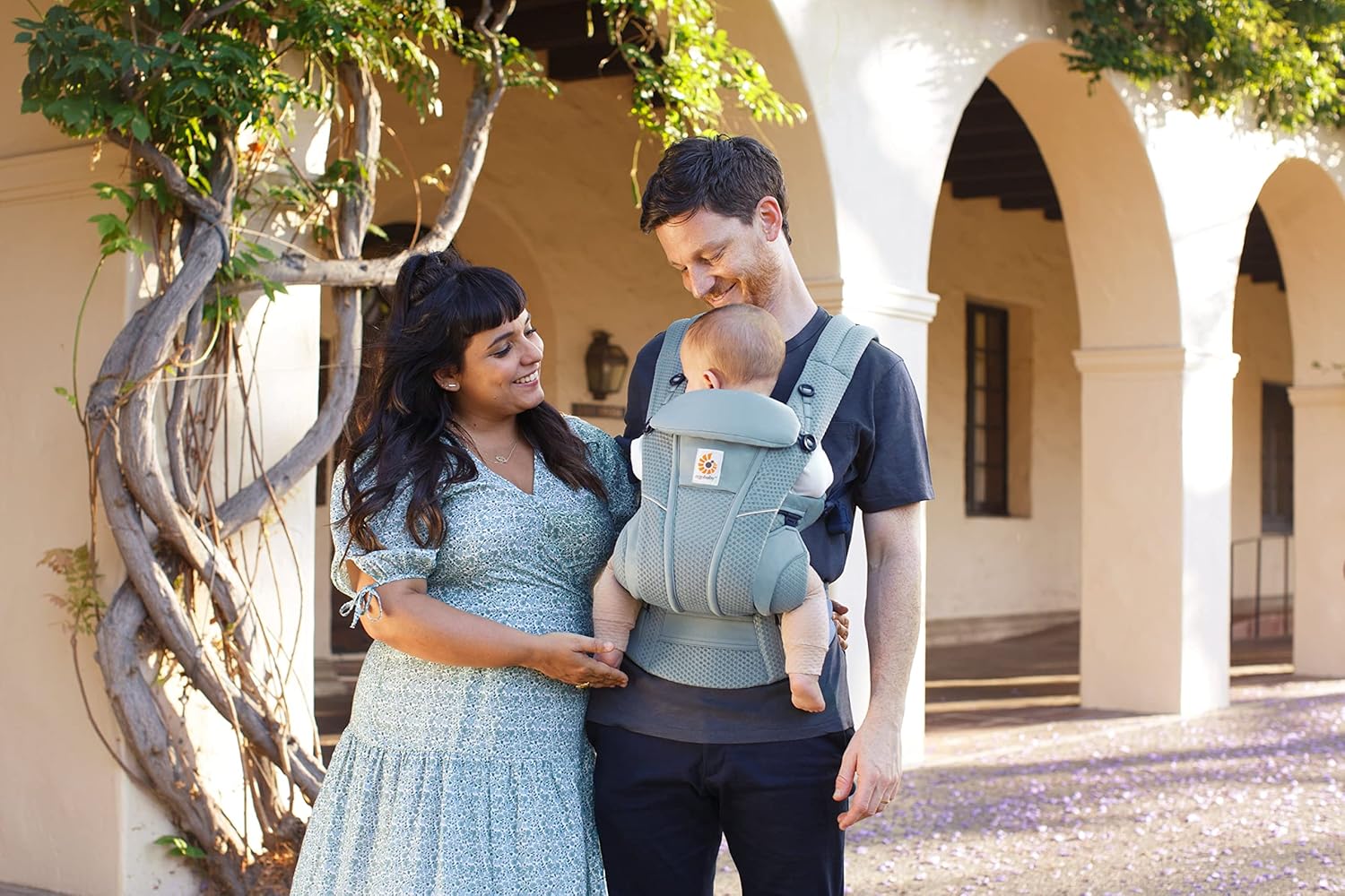 Ergobaby Omni Breeze Babytrage für Neugeborene ab Geburt bis 20kg, 4 Positionen SoftFlex Mesh Ergonomische Babybauchtrage Rückentrage Baby-Tragetasche, Natural Beige