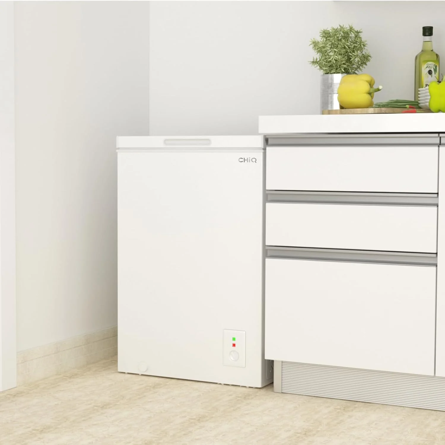 CHiQ FCF98DE Congelatore a pozzetto 99 L, 54,5 x 47,6 x 83,5 cm, congelamento 4 stelle, controllo termostatico, cestello in filo, porta bilanciata, silenzioso, bianco