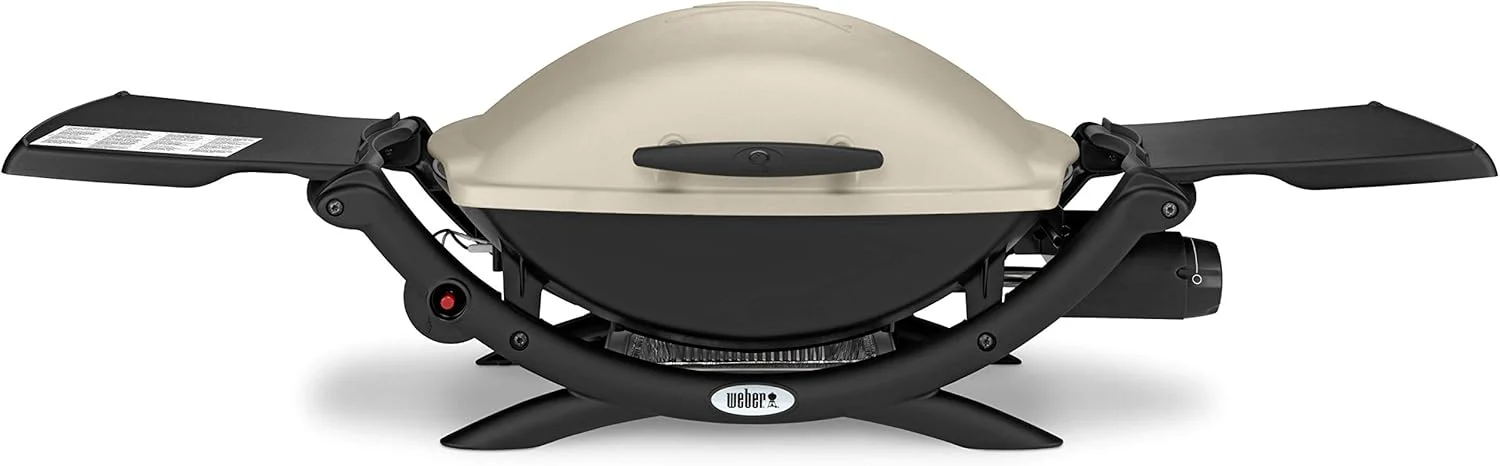 Weber Q2000 gázgrill, 54 x 39 cm grillezőfelület, hordozható BBQ grill, 1 égős, lehajtható oldalsó asztalokkal, 2 részes porcelán zománcozott öntöttvas grillrács - titán (53060079)