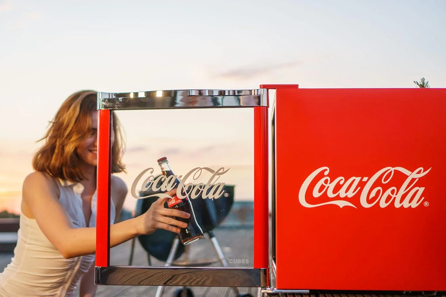 °CUBES Frigorifero per bottiglie Coca-Cola Classic/ 51 cm di altezza / 98 kWh/anno / 48 L vano frigorifero